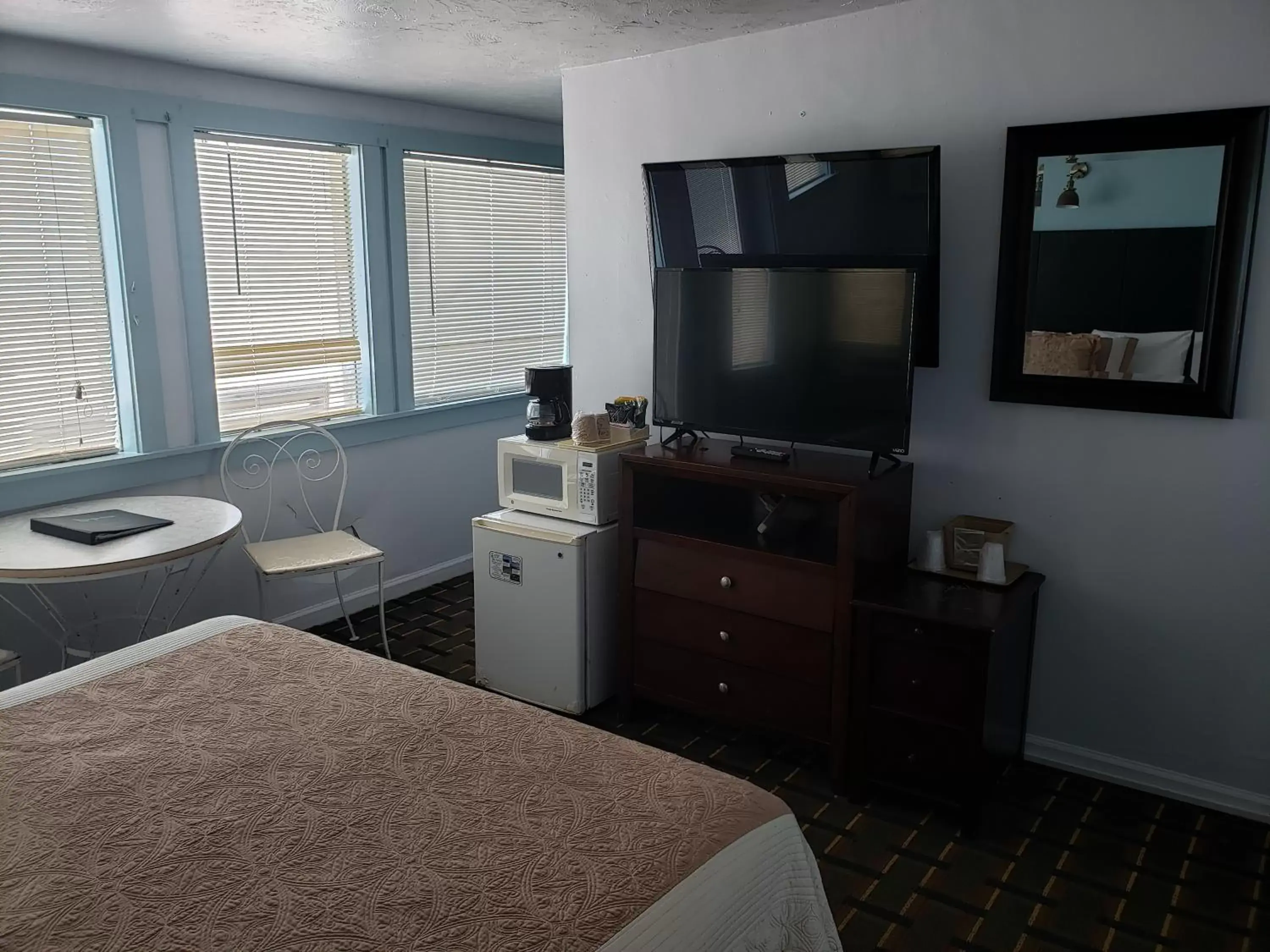 TV and multimedia, TV/Entertainment Center in Topaz Motel - Flagler Beach