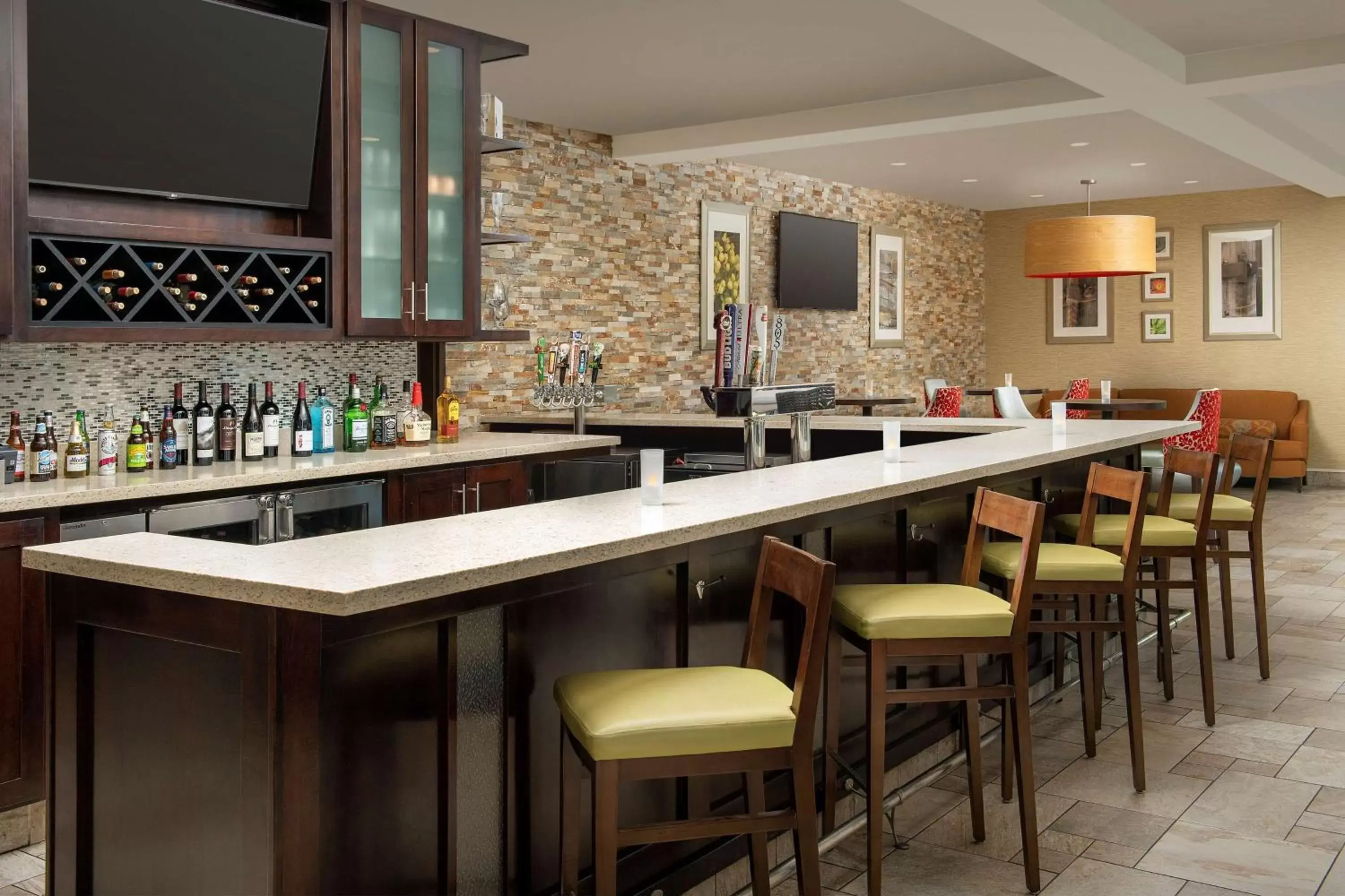 Lounge or bar, Kitchen/Kitchenette in Hilton Garden Inn Gallup