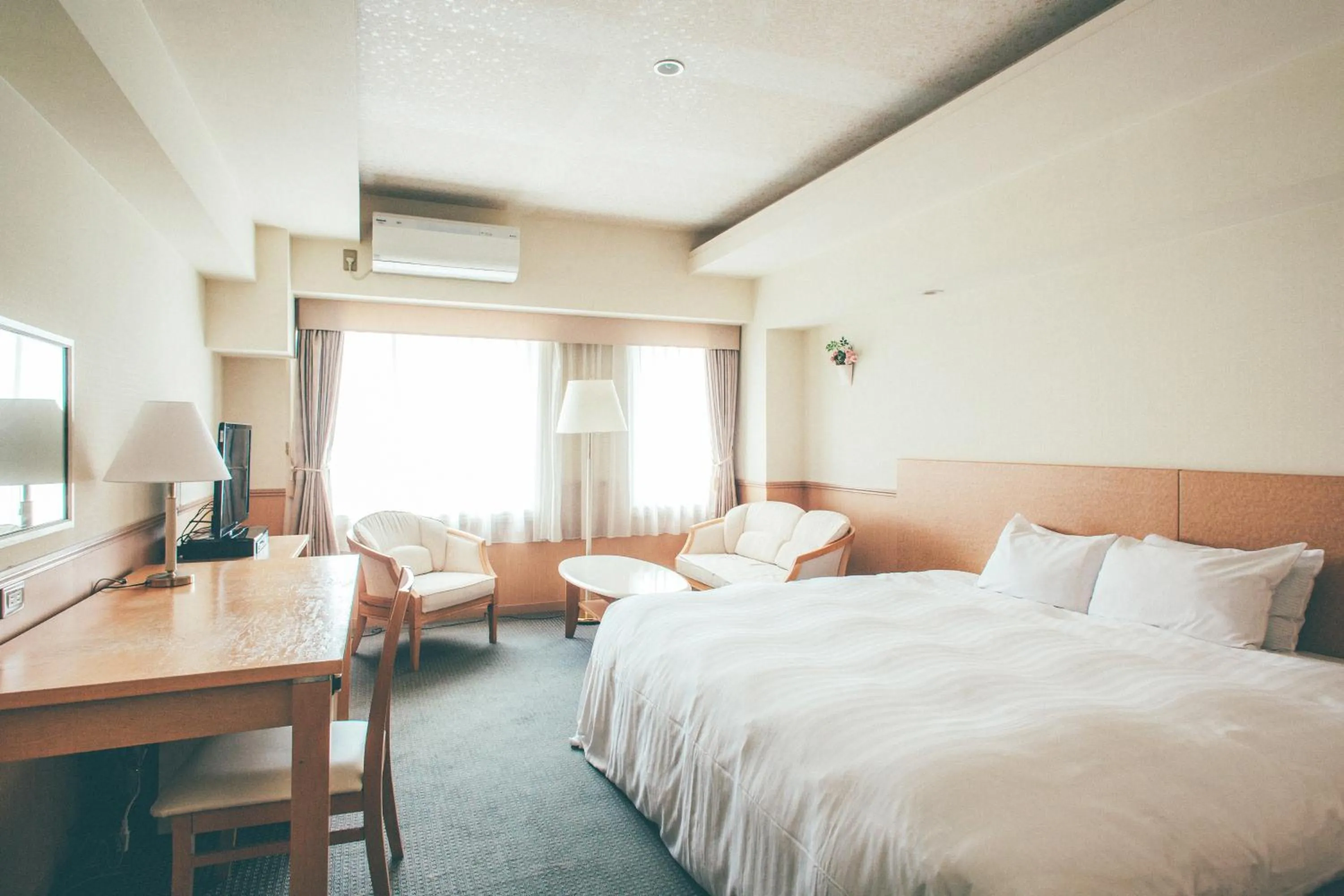 Photo of the whole room, Bed in Kanazawa Kokusai Hotel