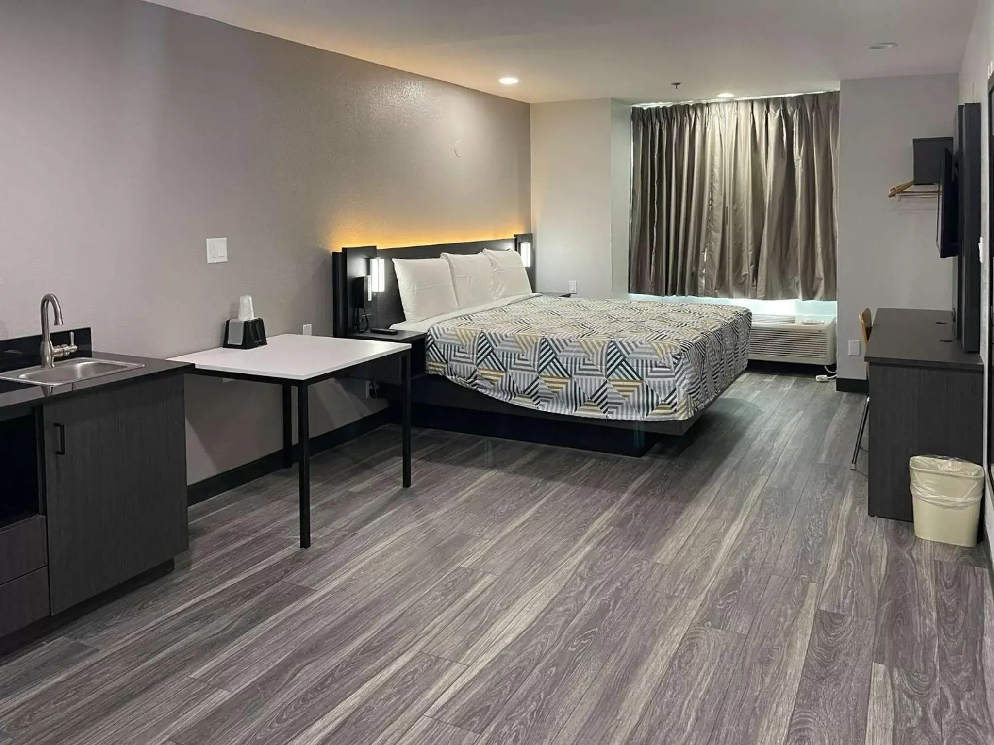 Bedroom, Bed in Motel 6-Fort Worth, TX - Burleson