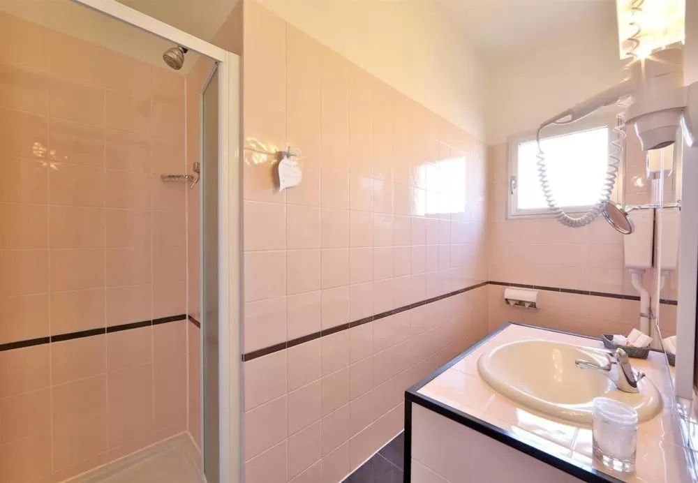 Bathroom in Hotel San Donato - Bologna centro