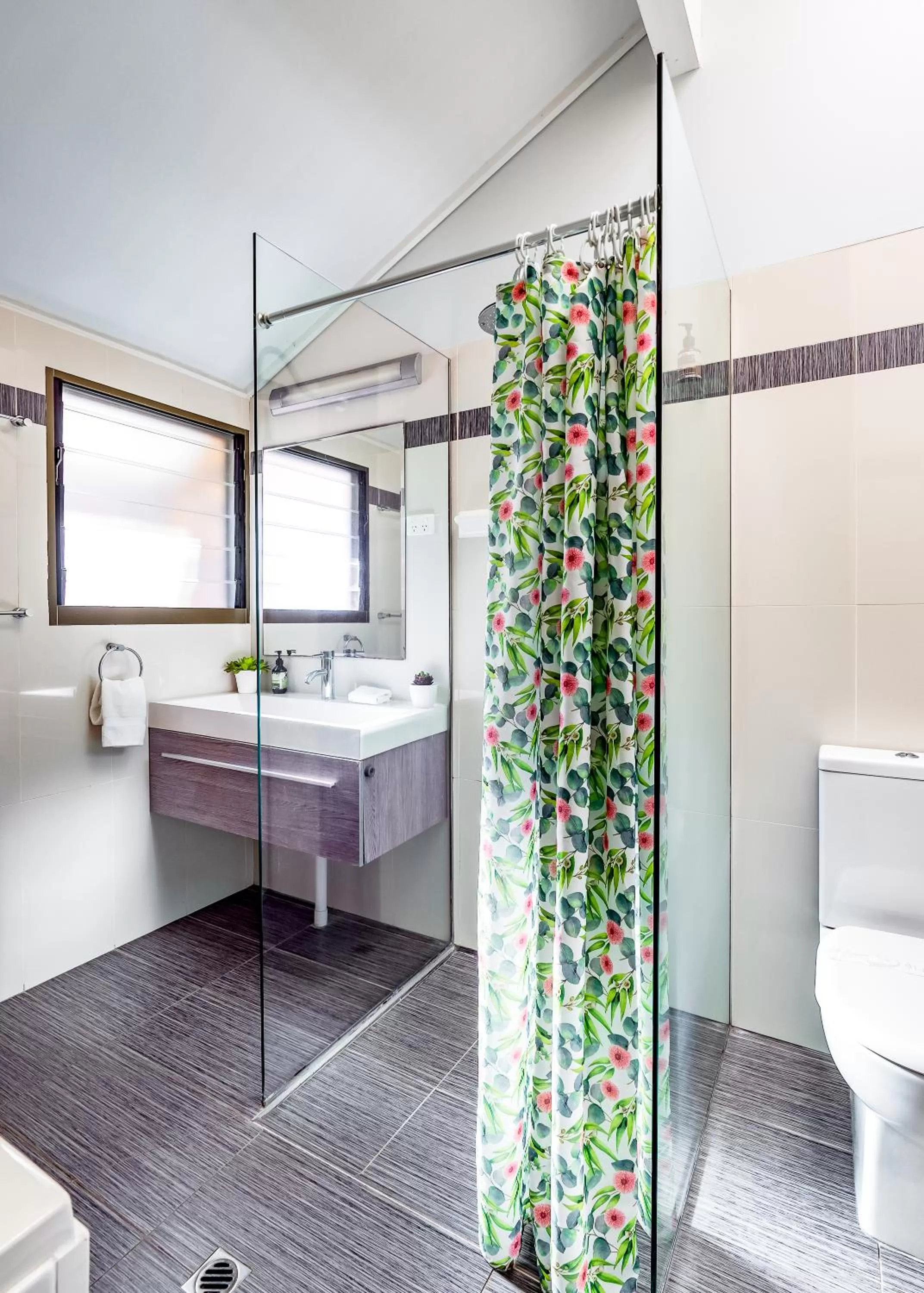 Bathroom in Glen Eden Beach Resort