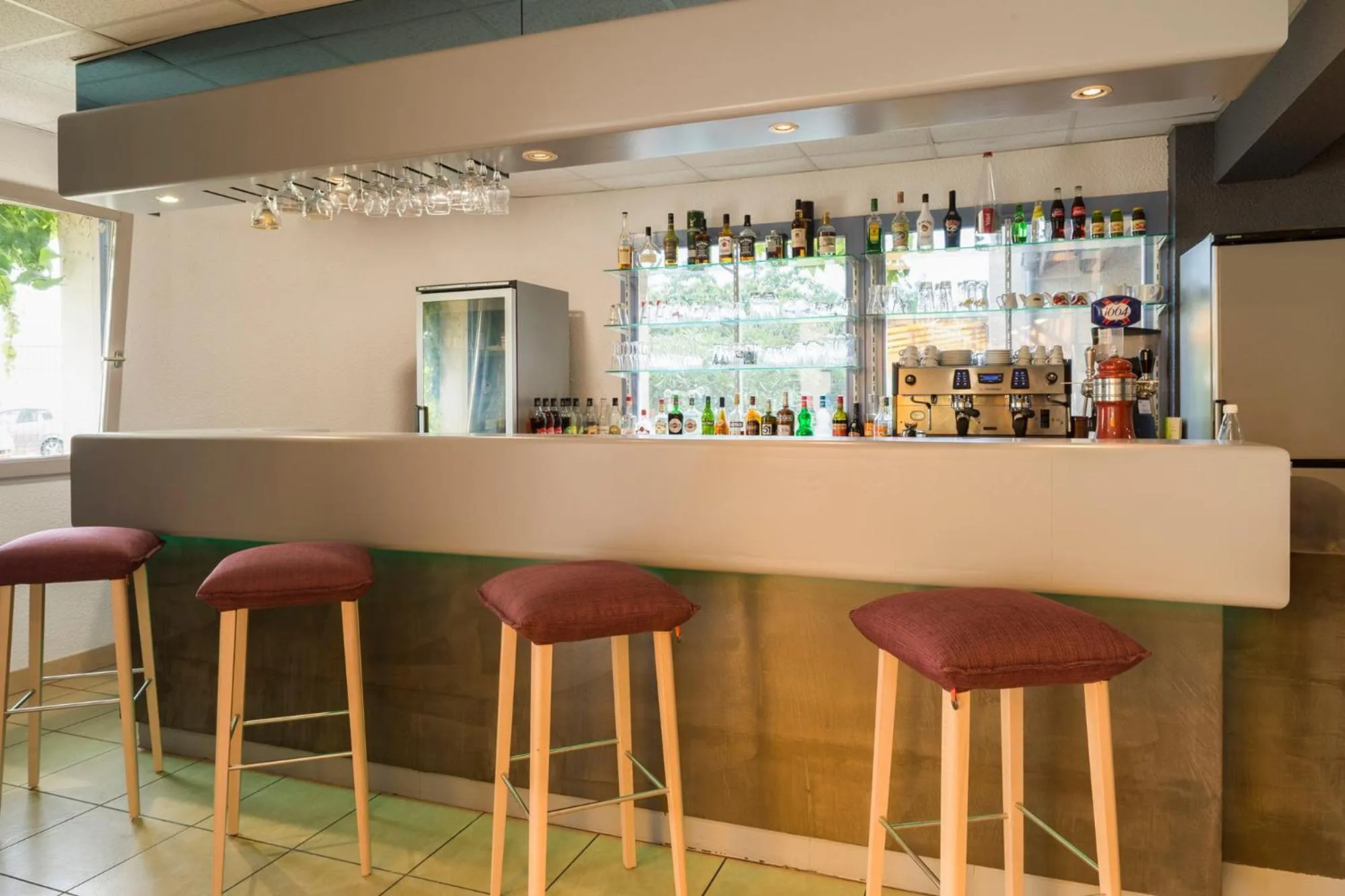 Lounge or bar in The Originals City, Hôtel Valence Est