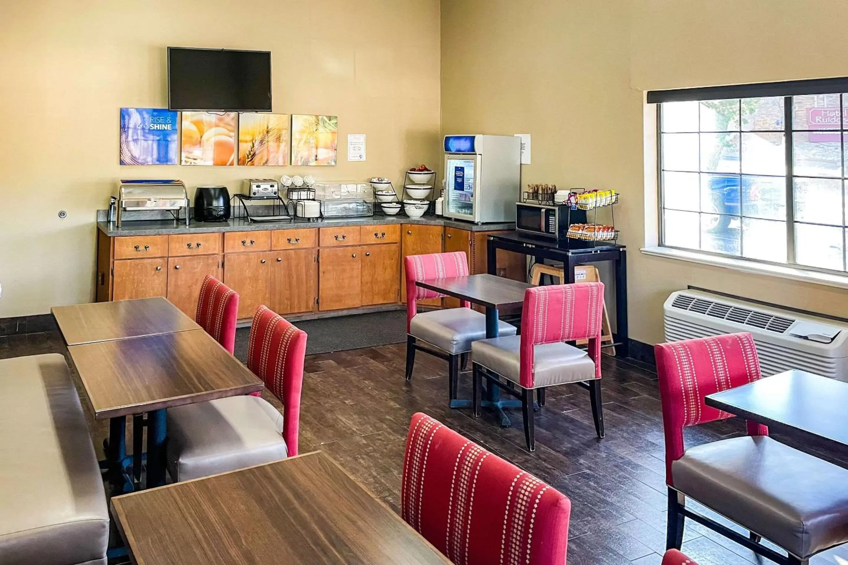 Breakfast, Restaurant/Places to Eat in Comfort Inn & Suites Midtown