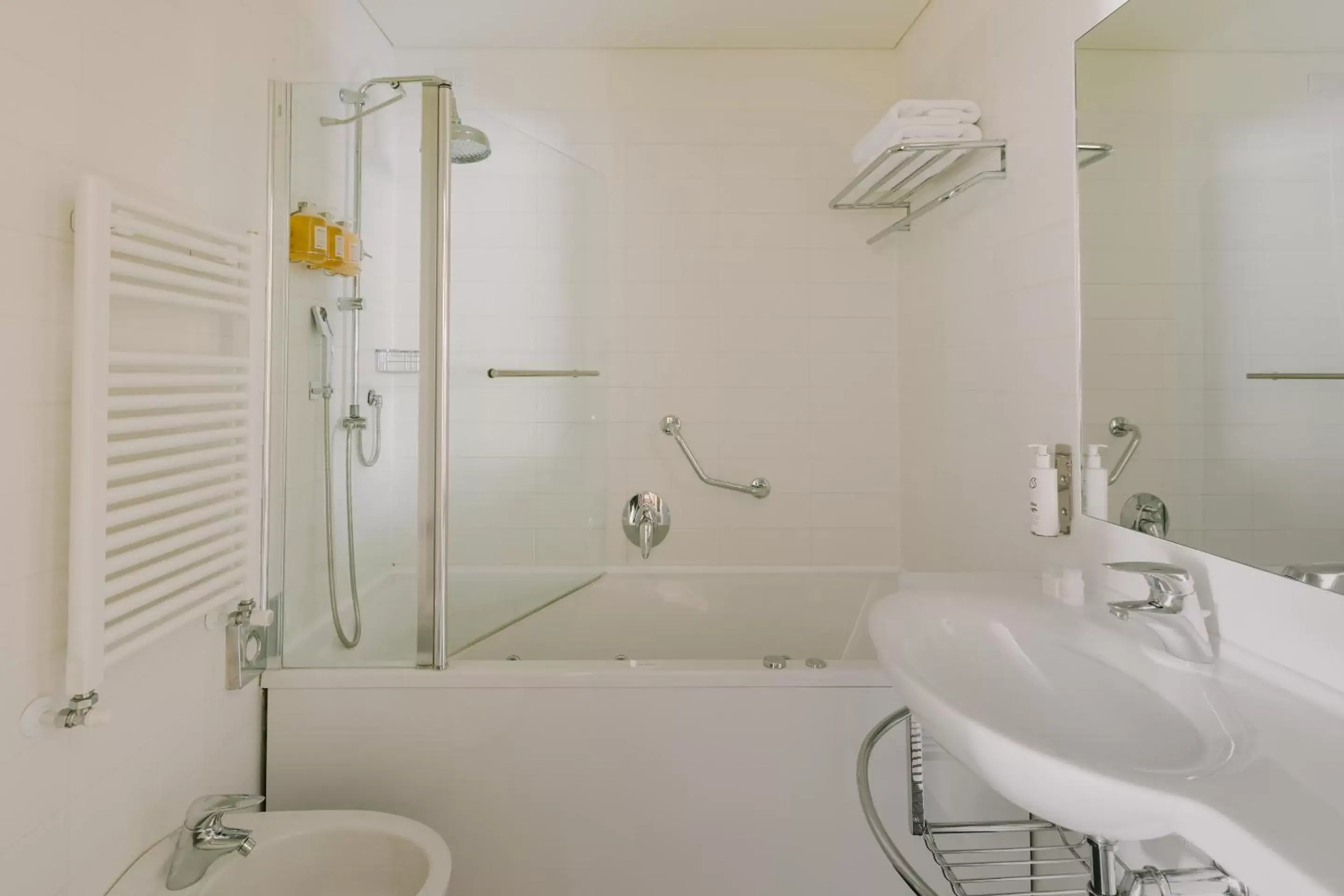 Living room, Bathroom in Sonder Missori