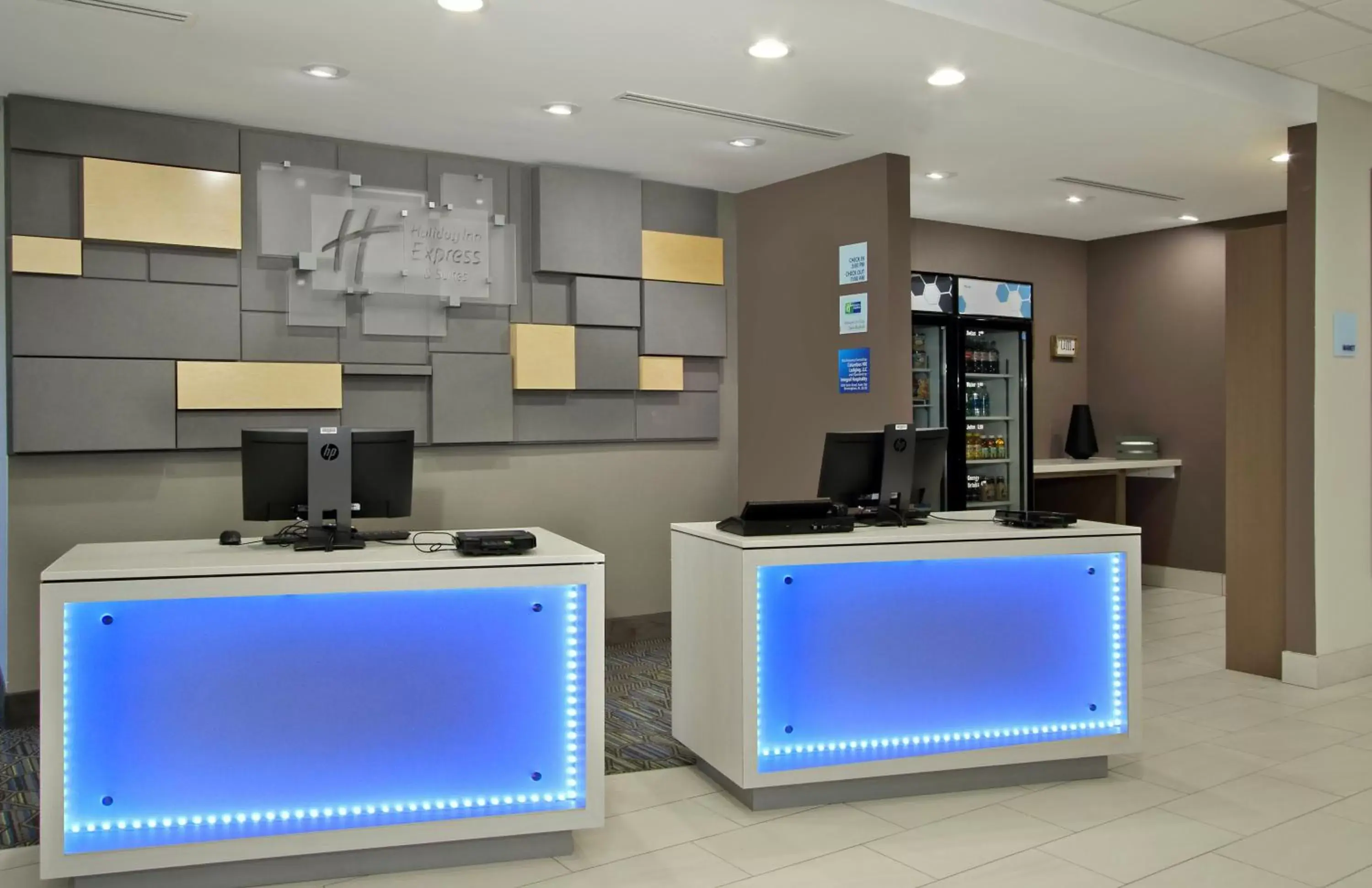 Lobby or reception, Kitchen/Kitchenette in Holiday Inn Express & Suites - Columbus North, an IHG Hotel