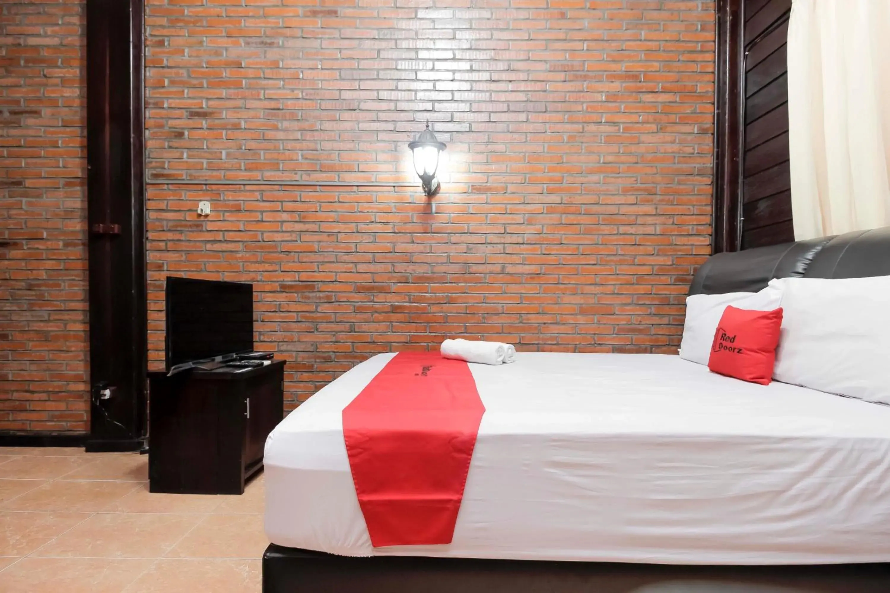 Bedroom, Bed in RedDoorz @ Cilandak Timur