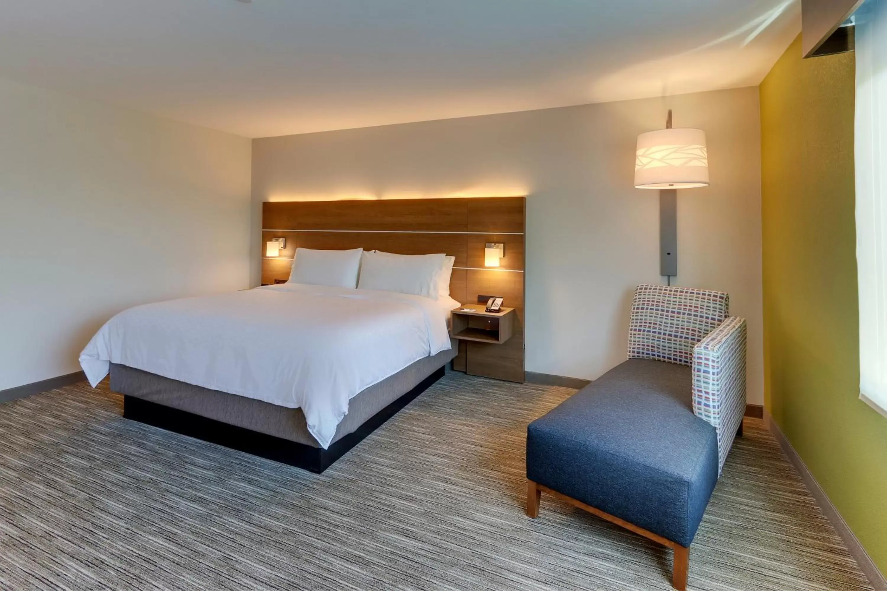 Bed in Holiday Inn Express & Suites - Roanoke – Civic Center