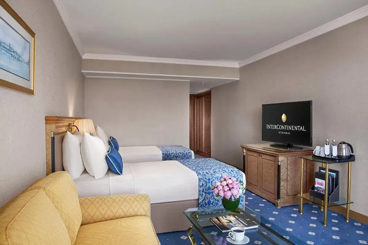 Bed, TV/Entertainment Center in InterContinental Istanbul, an IHG Hotel