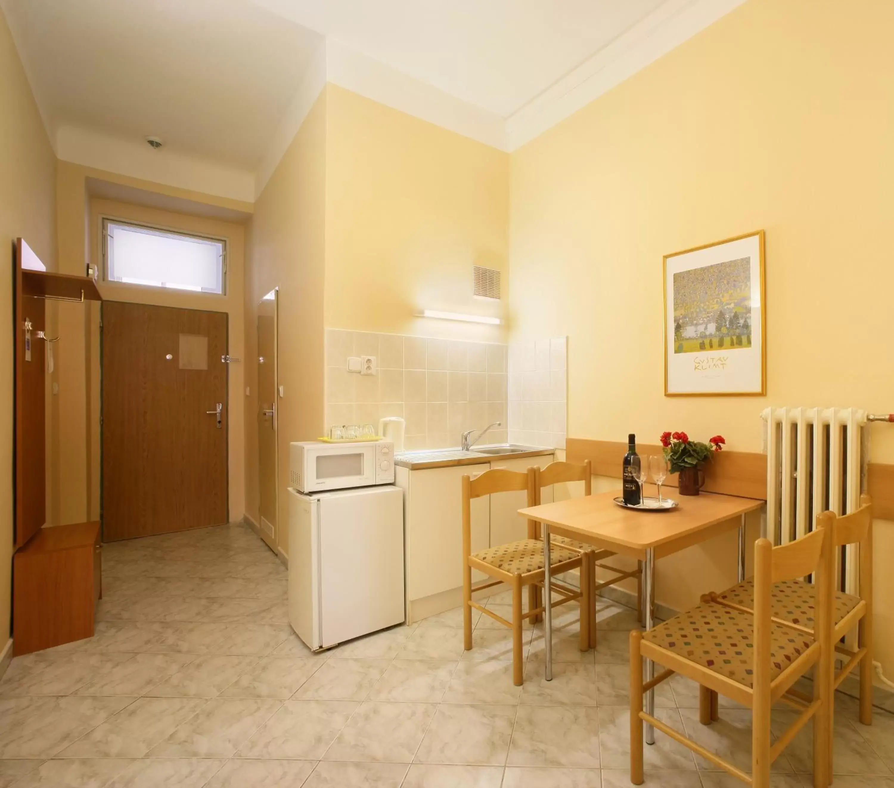 Seating area, Dining Area in Hotel Golden City Garni