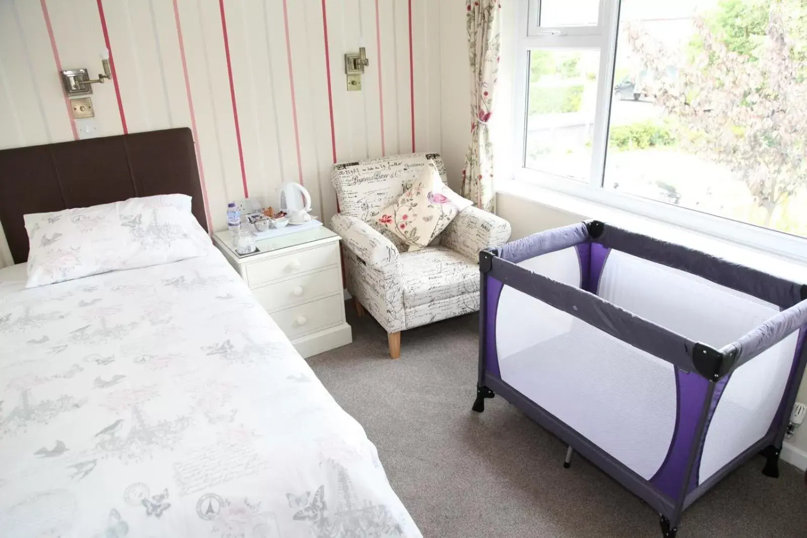 Bedroom, Seating Area in The Hinton Guest House