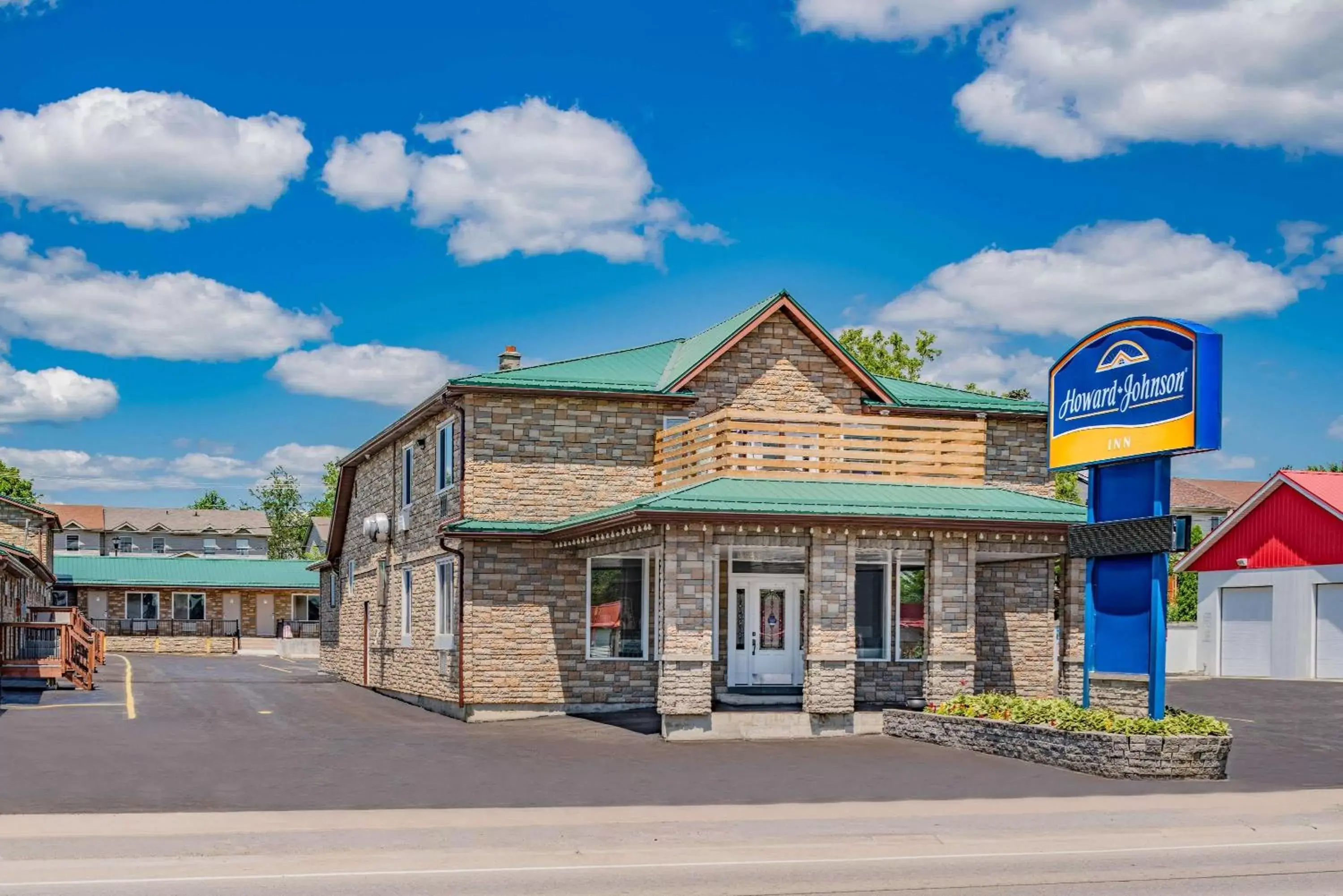 Property Building in Howard Johnson by Wyndham Gananoque