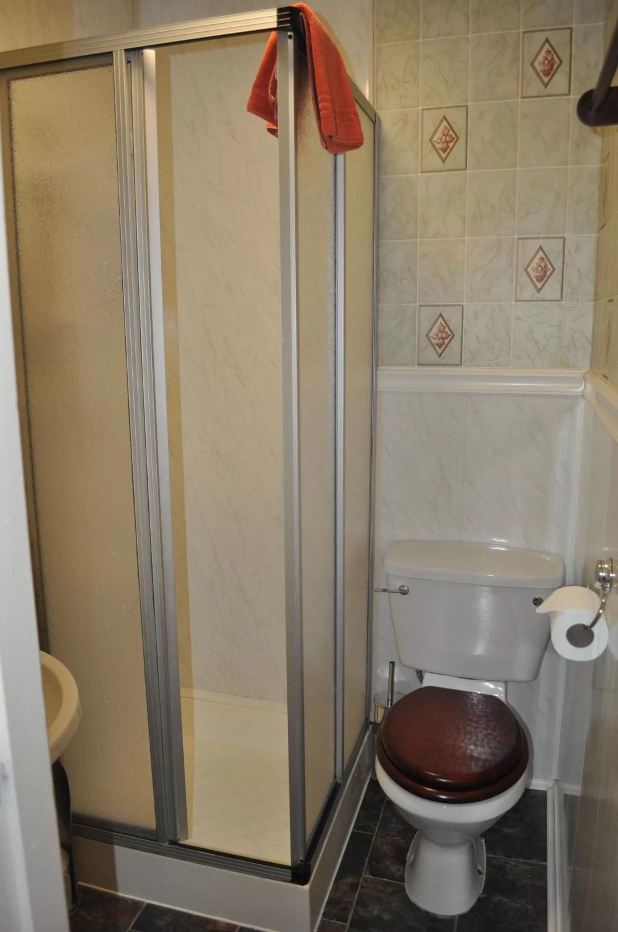 Shower in The New Guilderoy Hotel