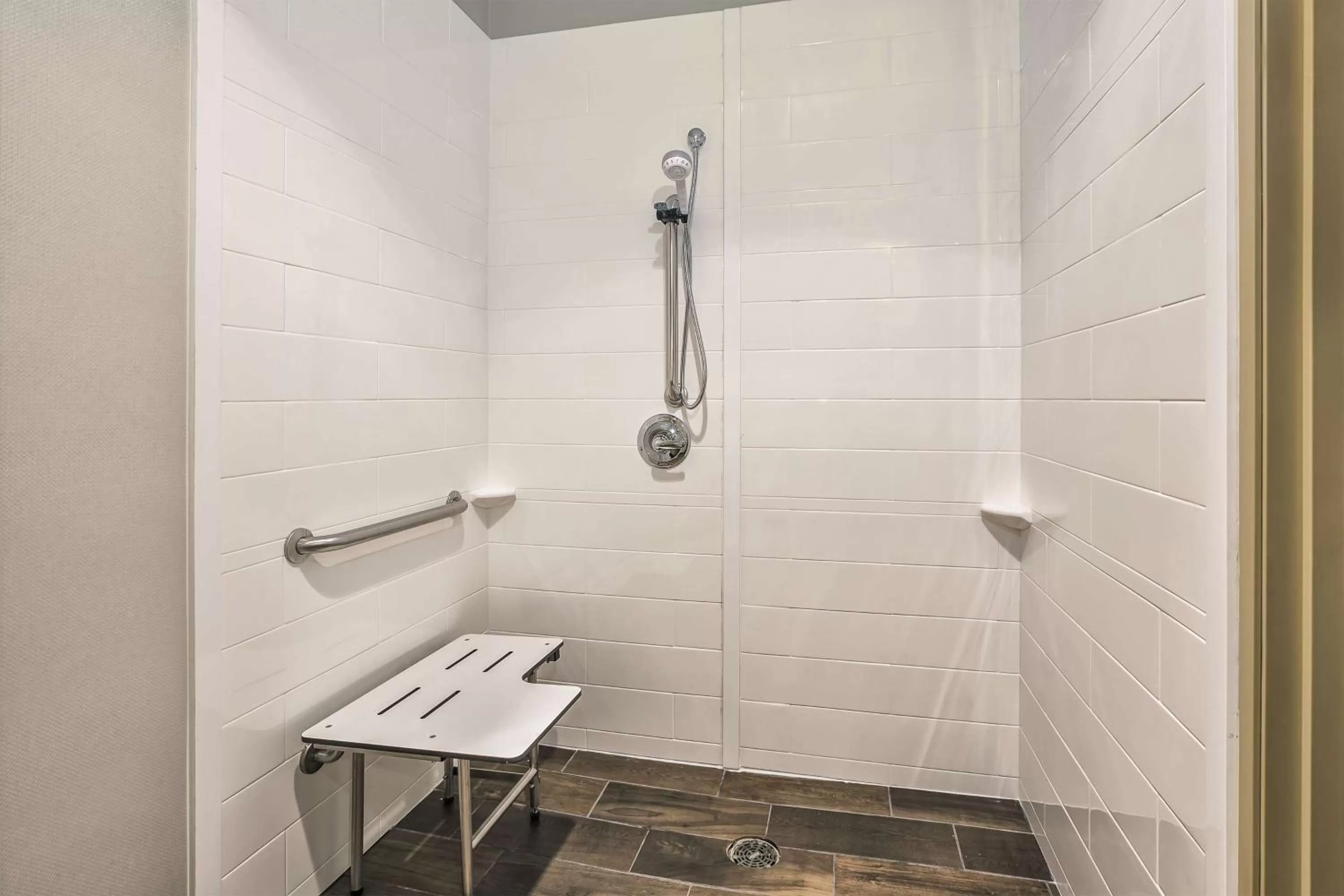 Bathroom in Hampton Inn Detroit/Belleville-Airport Area