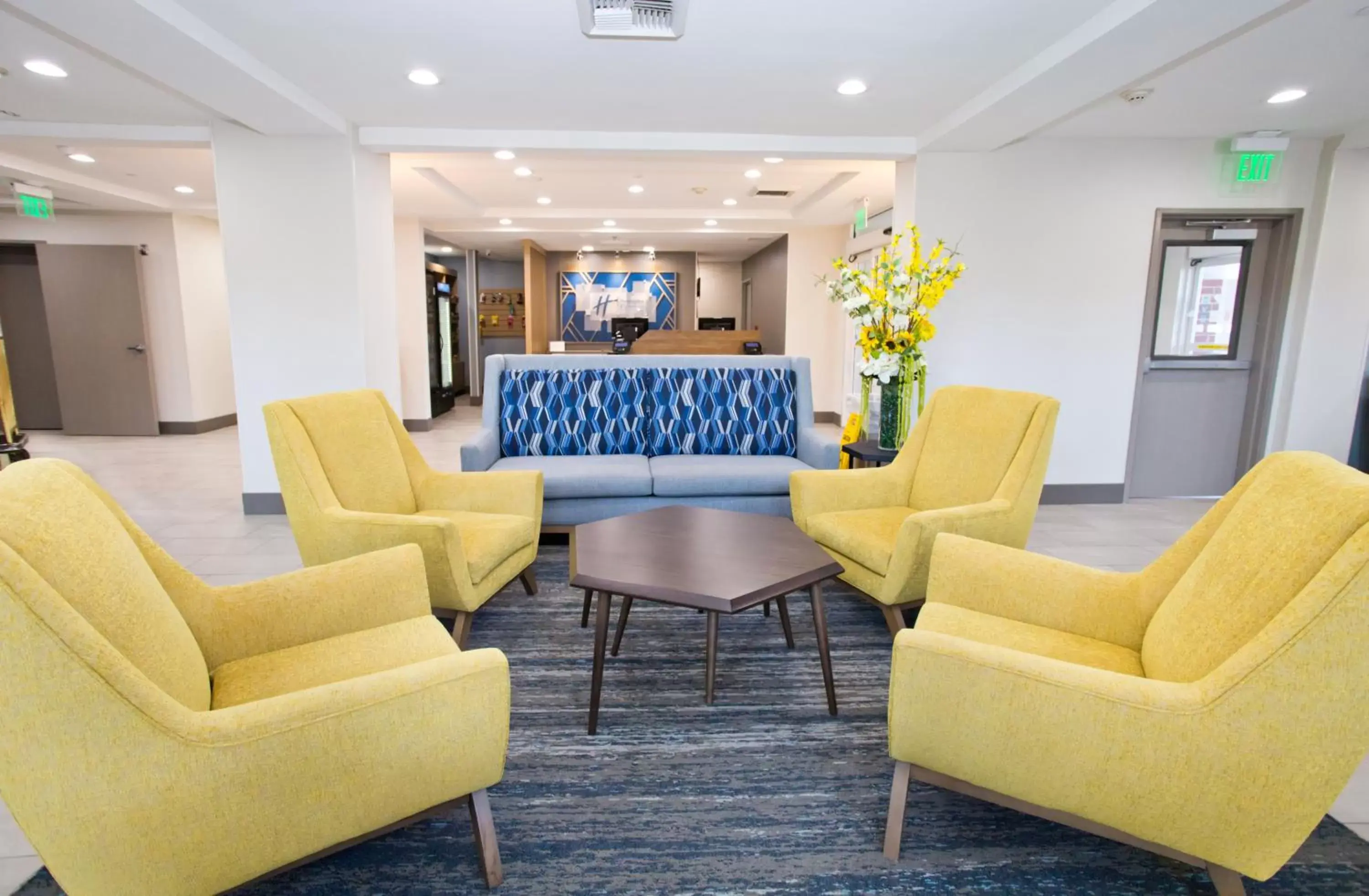 Seating area, Lobby/Reception in Holiday Inn Express & Suites Sacramento NE Cal Expo, an IHG Hotel