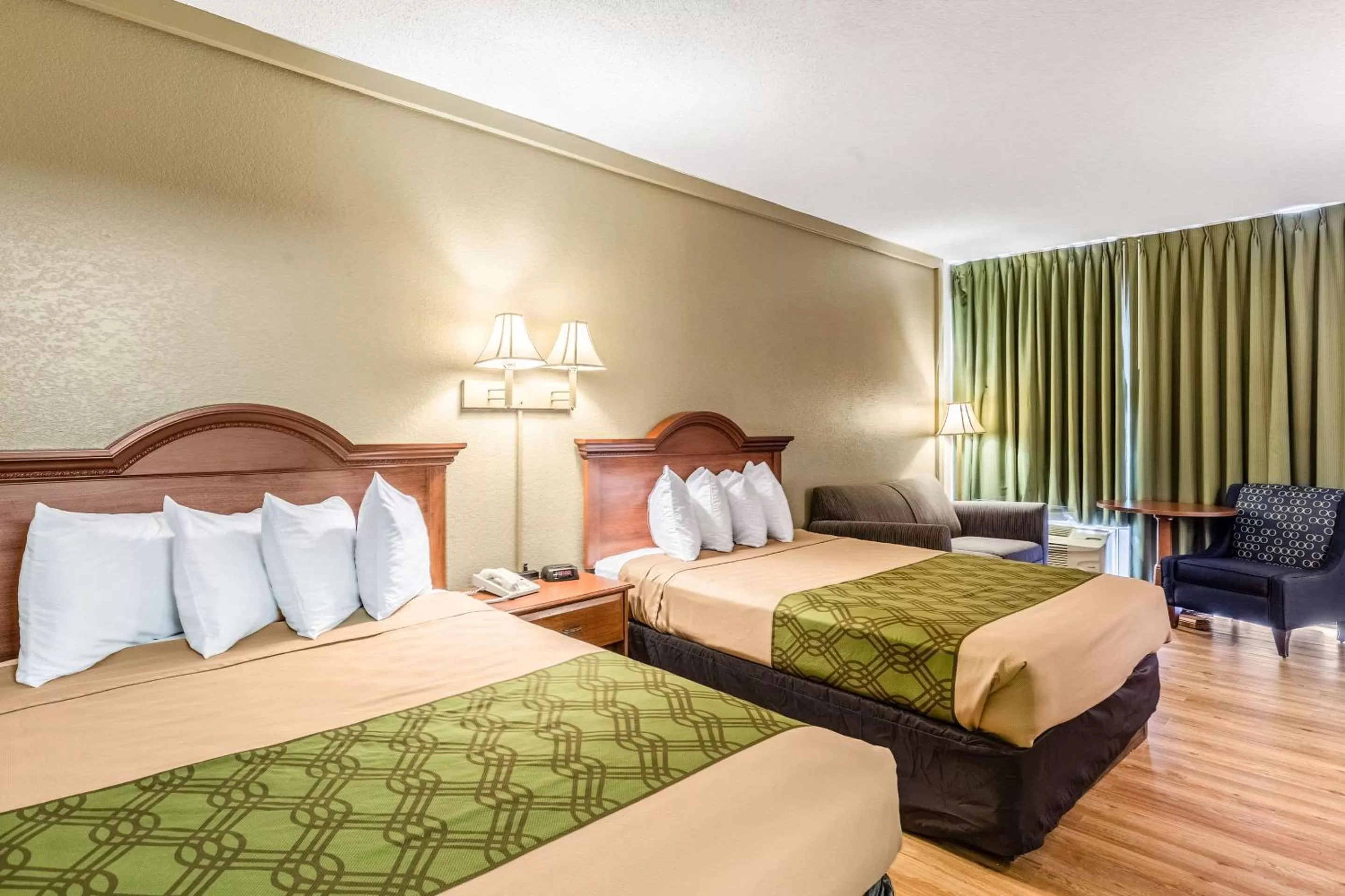 Photo of the whole room, Bed in Econo Lodge Lake City-North