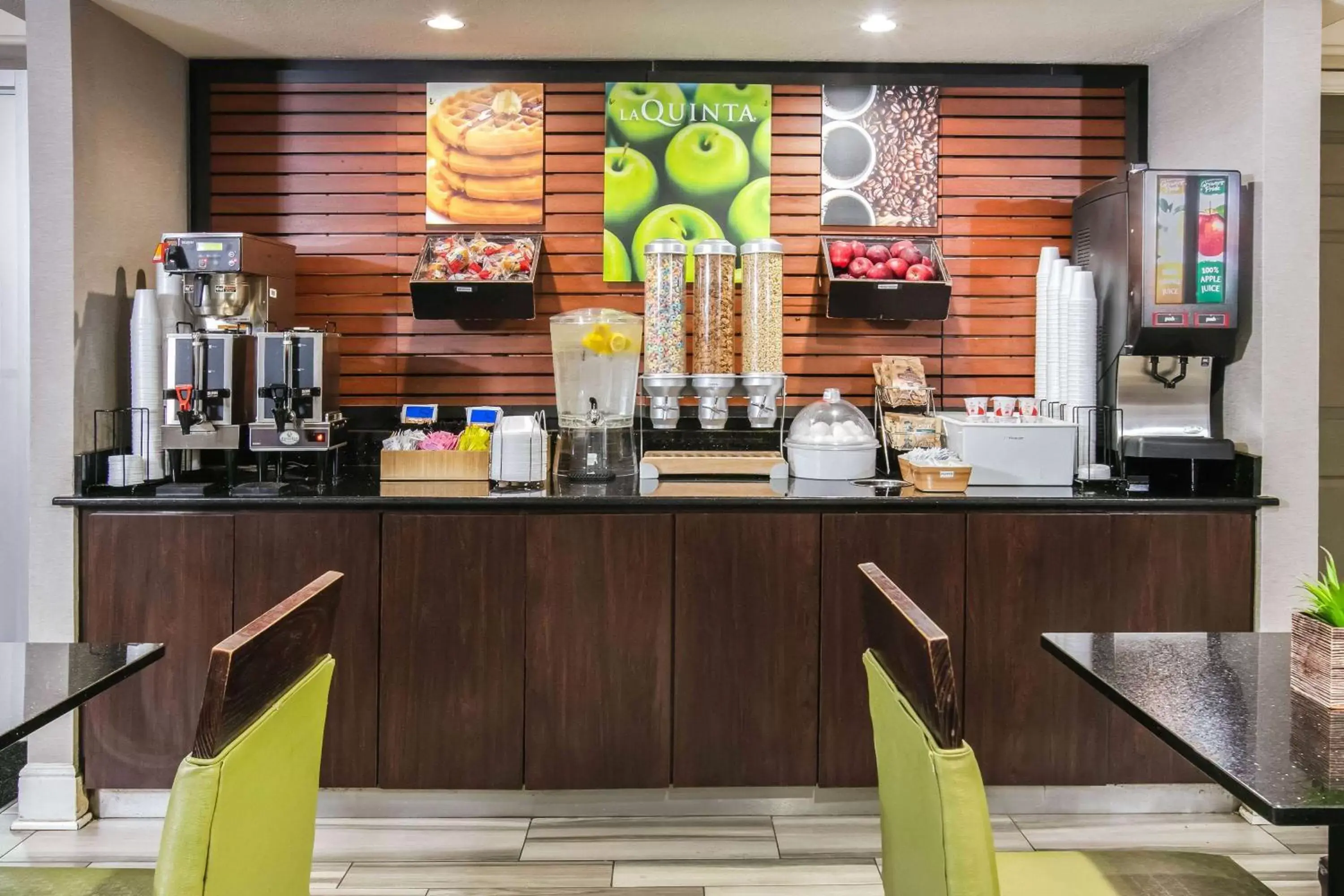 Restaurant/places to eat in La Quinta Inn by Wyndham Dallas Uptown