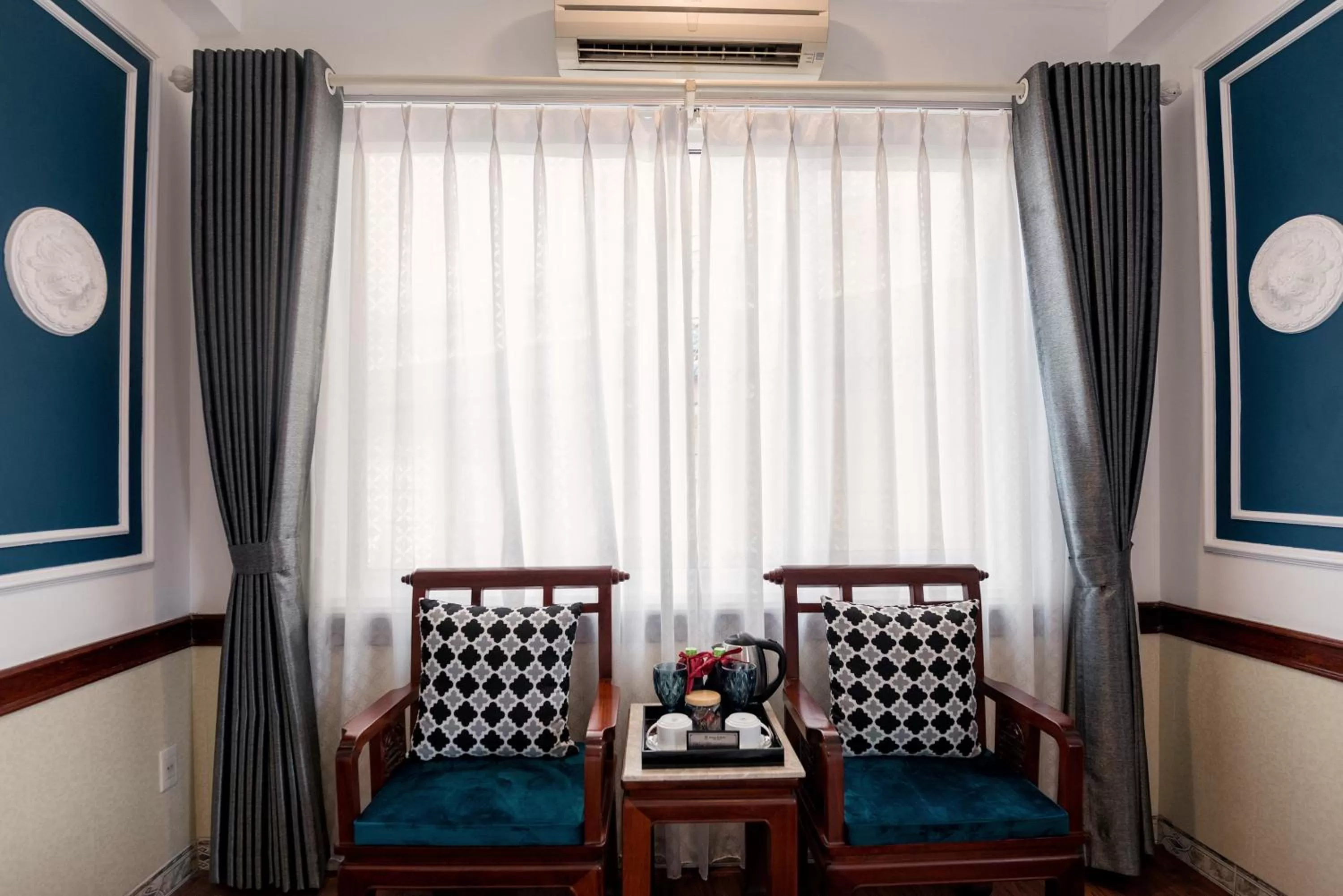 Seating area in Prince II Hotel