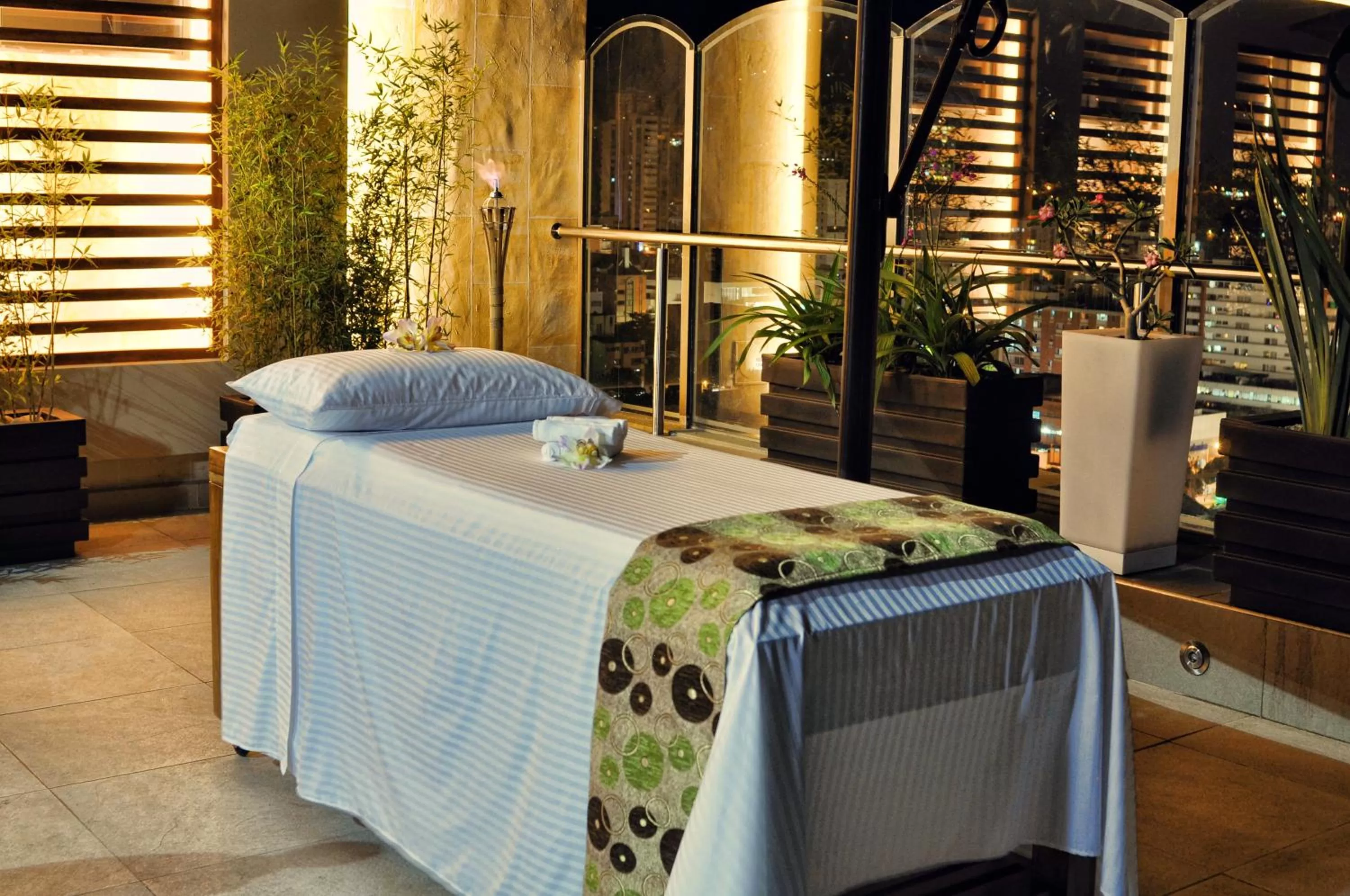 Massage, Bed in Hotel Dann Carlton Bucaramanga