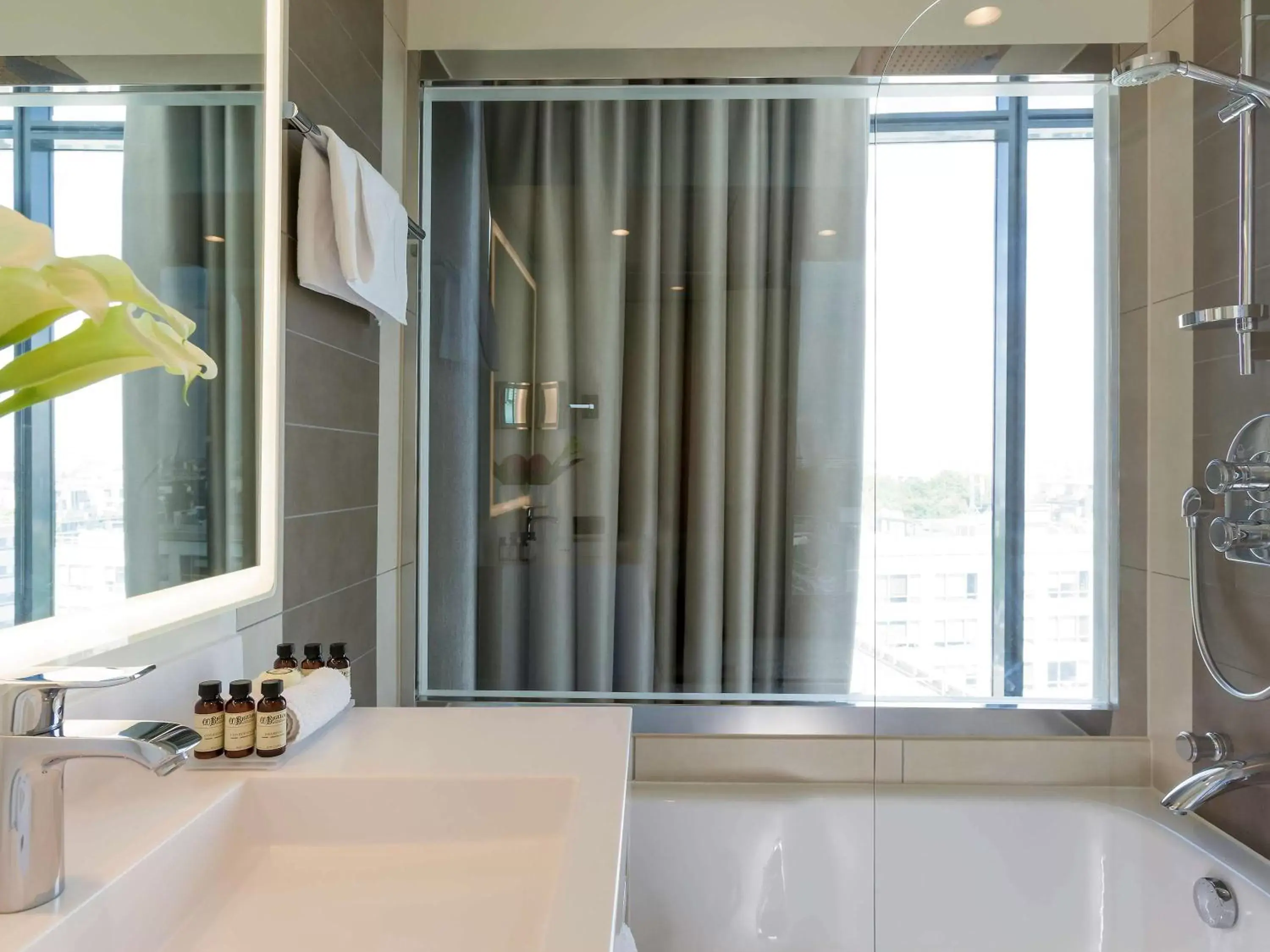 Photo of the whole room, Bathroom in Pullman Paris Centre - Bercy