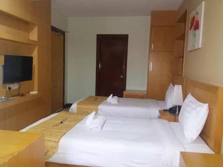 Communal lounge/ TV room, Bed in Fratini's Hotel Labuan