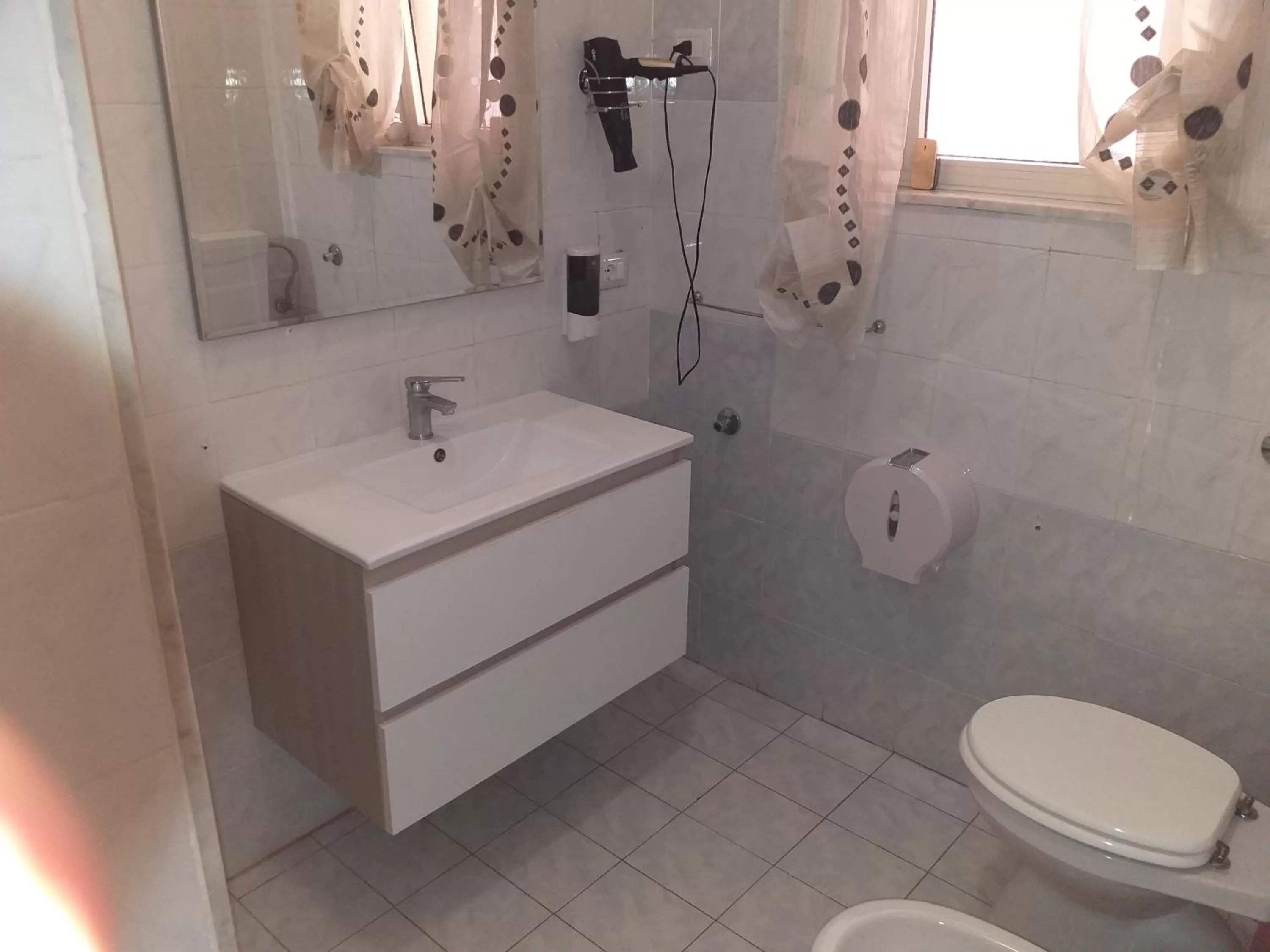 Bathroom in BED&FLY NEAR AIRPORT FONTANAROSSA Navetta gratis h24 reception h24
