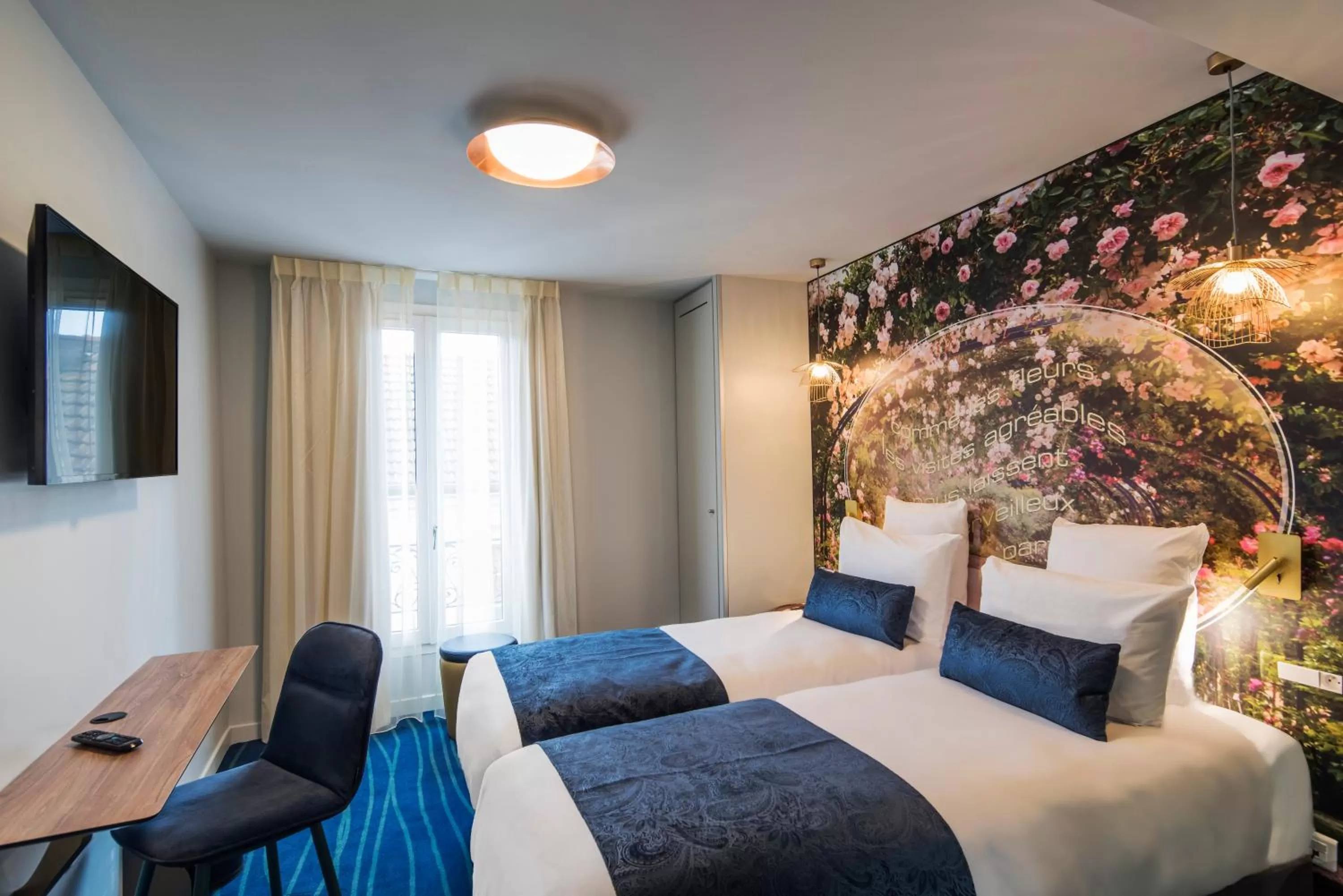 Decorative detail, Bed in Hôtel Mercure Paris Suresnes Longchamp