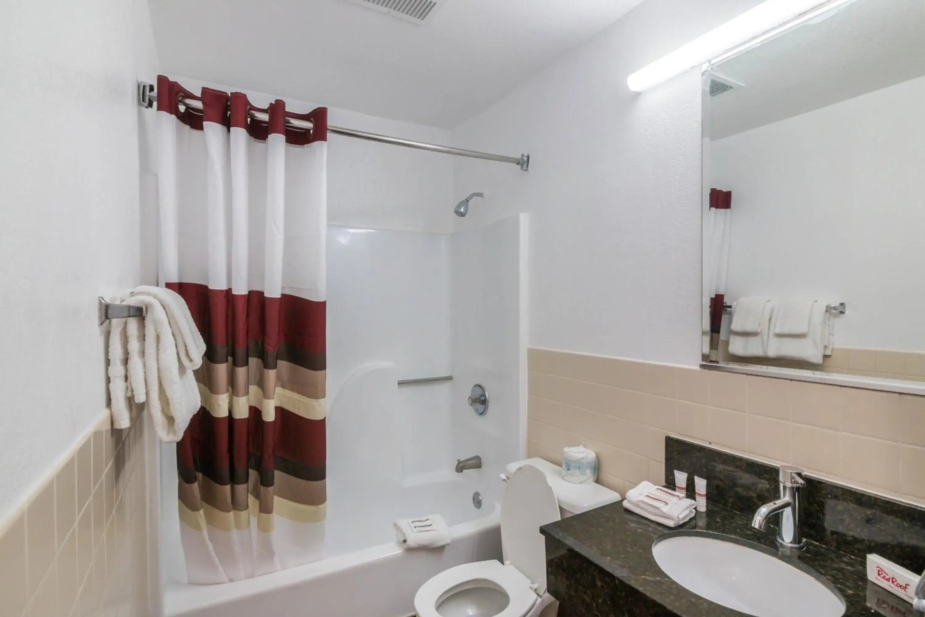 Photo of the whole room, Bathroom in Red Roof Inn Palmdale - Lancaster