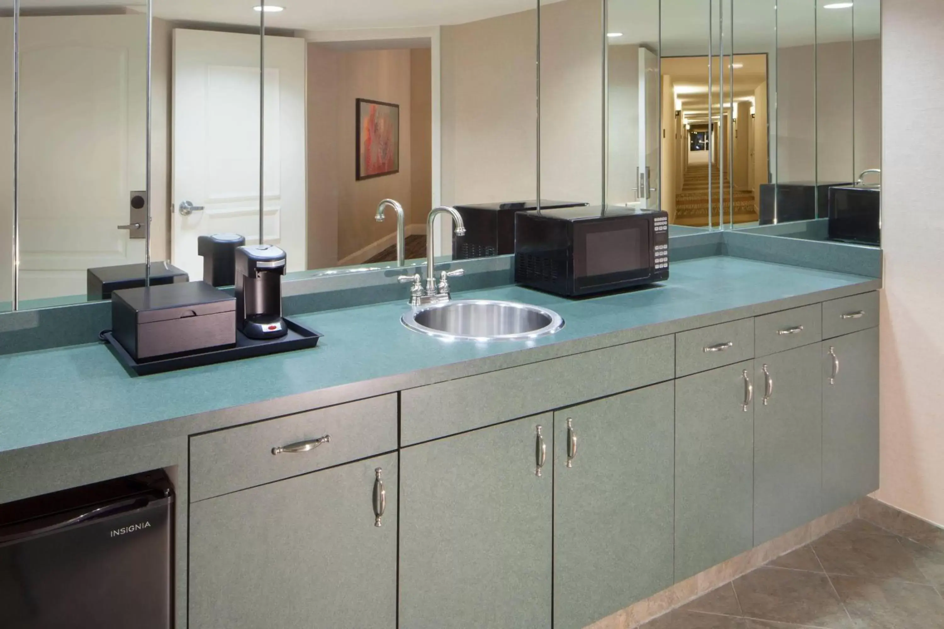 Kitchen or kitchenette, Kitchen/Kitchenette in Houston Marriott Sugar Land