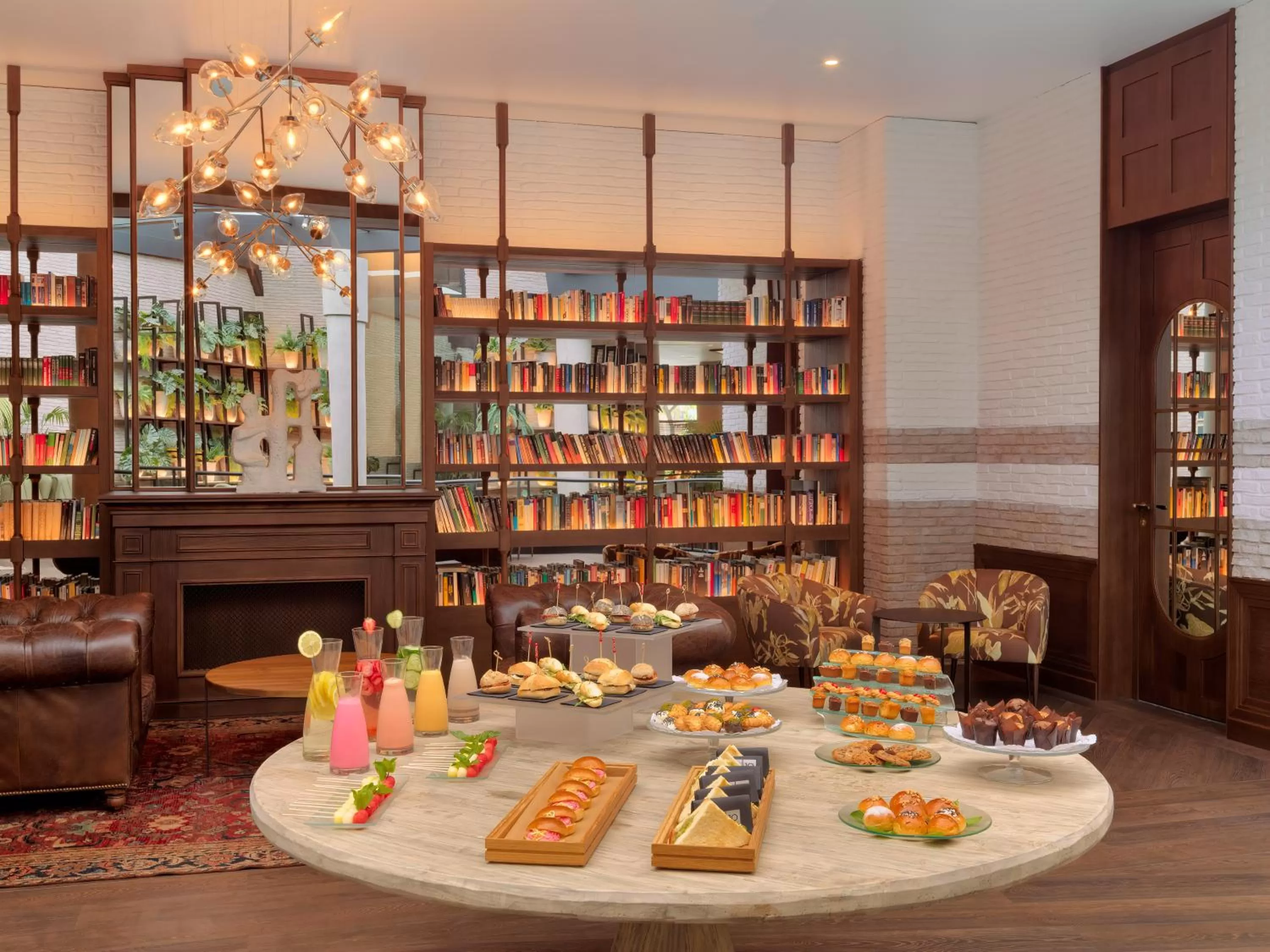 Library in H10 Marina Barcelona