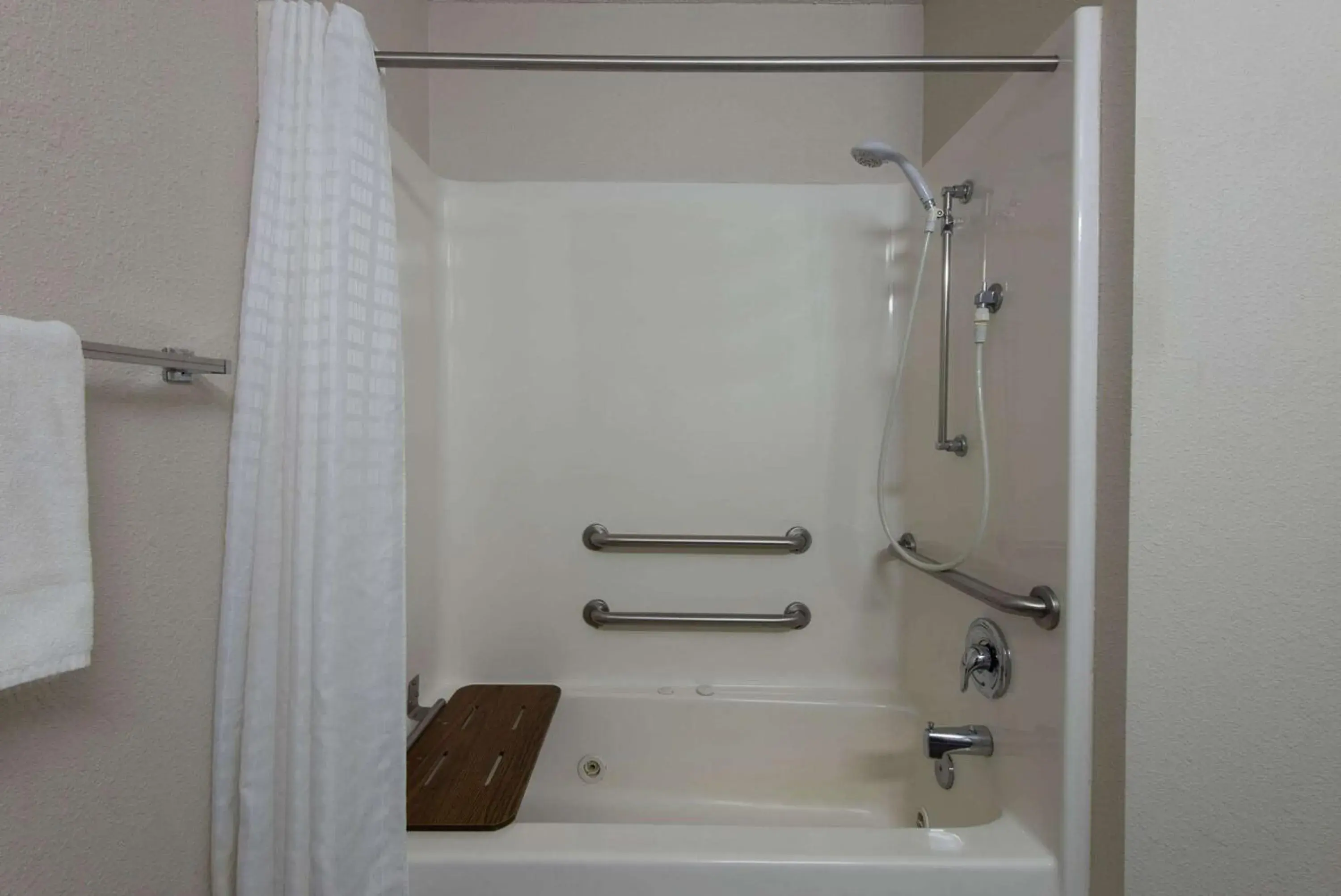 Bathroom in La Quinta Inn & Suites by Wyndham Erie