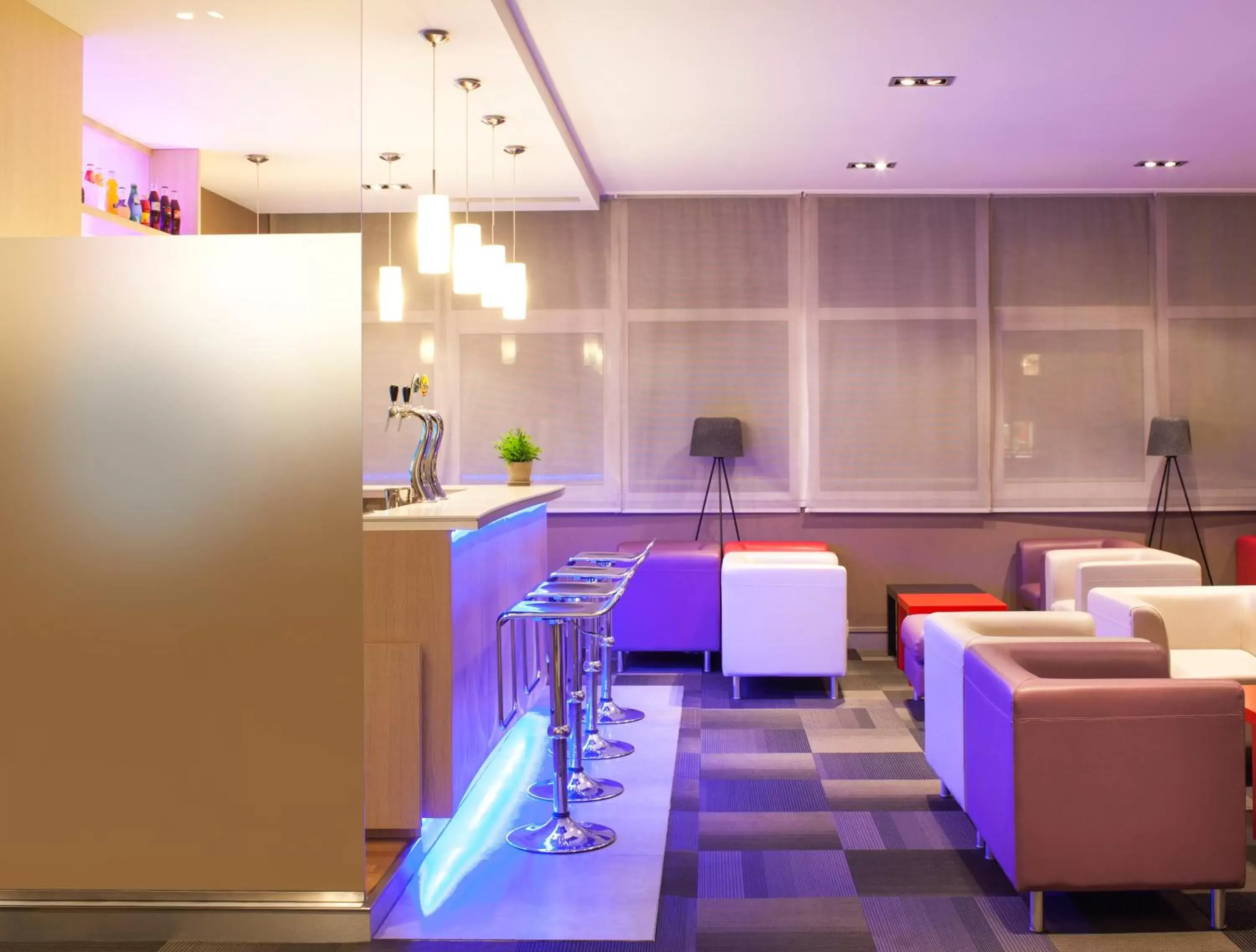 Lounge or bar, Kitchen/Kitchenette in Novotel Nantes Centre Bord de Loire