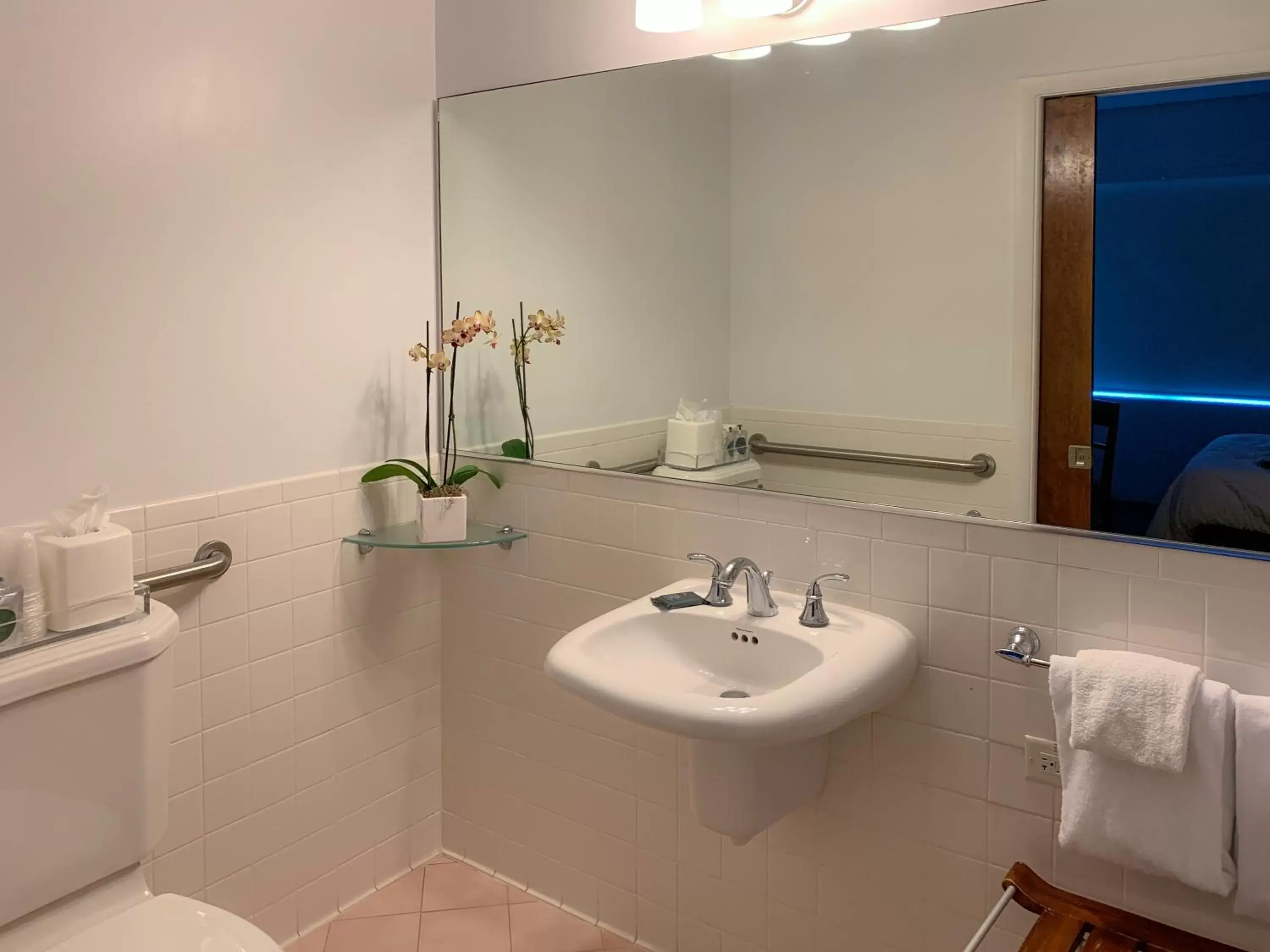 Bathroom in Avalon Hotel