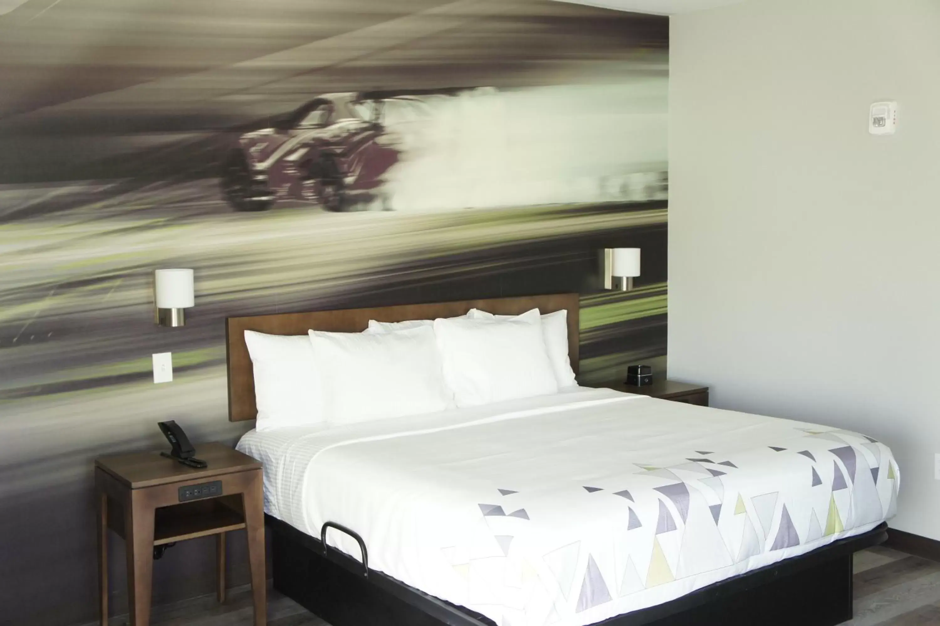 Bed in La Quinta Inn & Suites by Wyndham Braselton