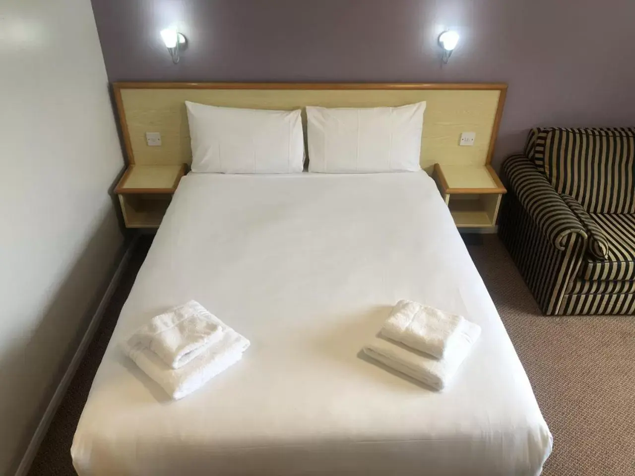 Bedroom, Bed in Redwings Lodge Rutland