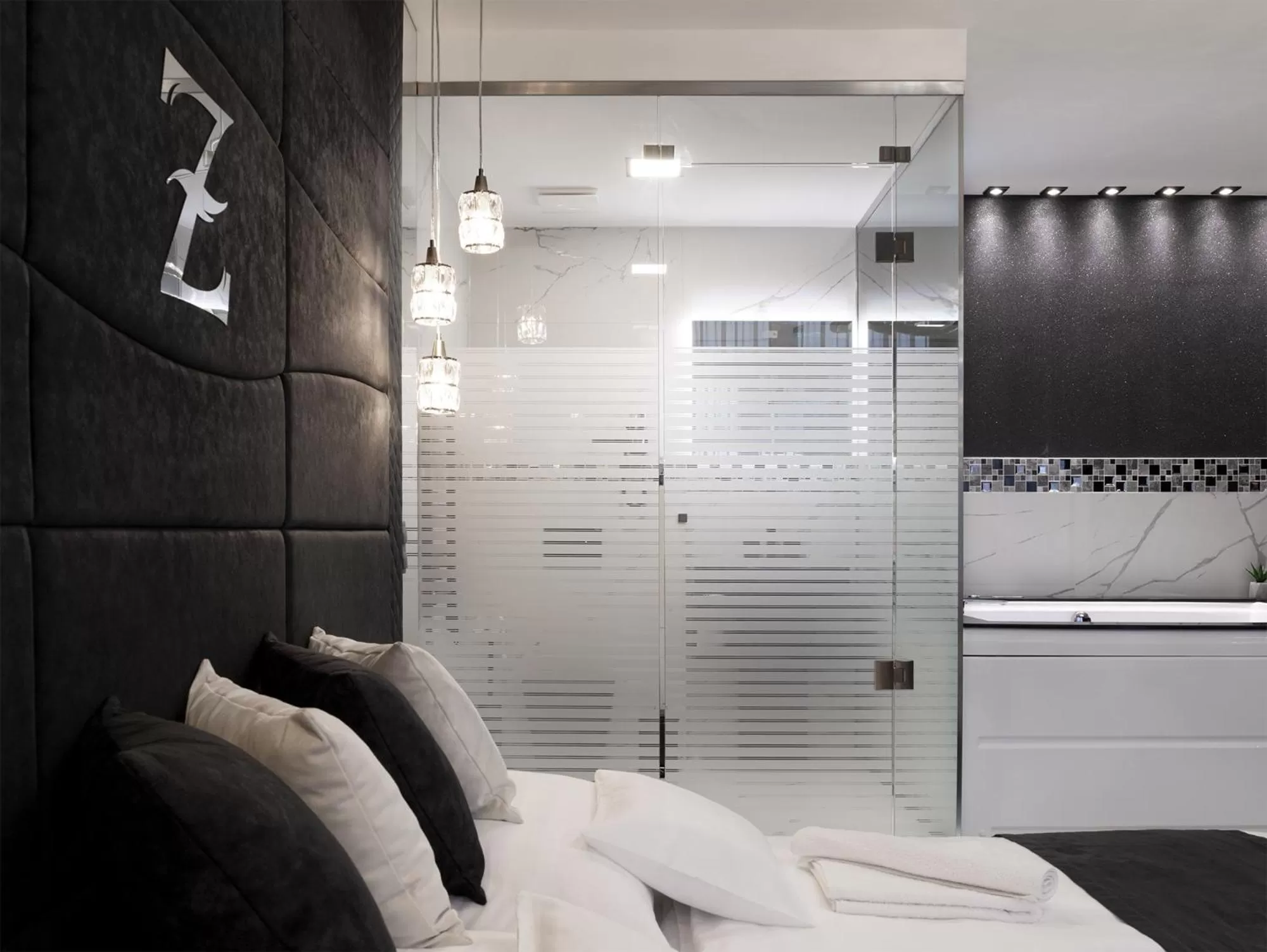 Shower in Z Rooms Boutique Smart Hotel, személyzet nélkül