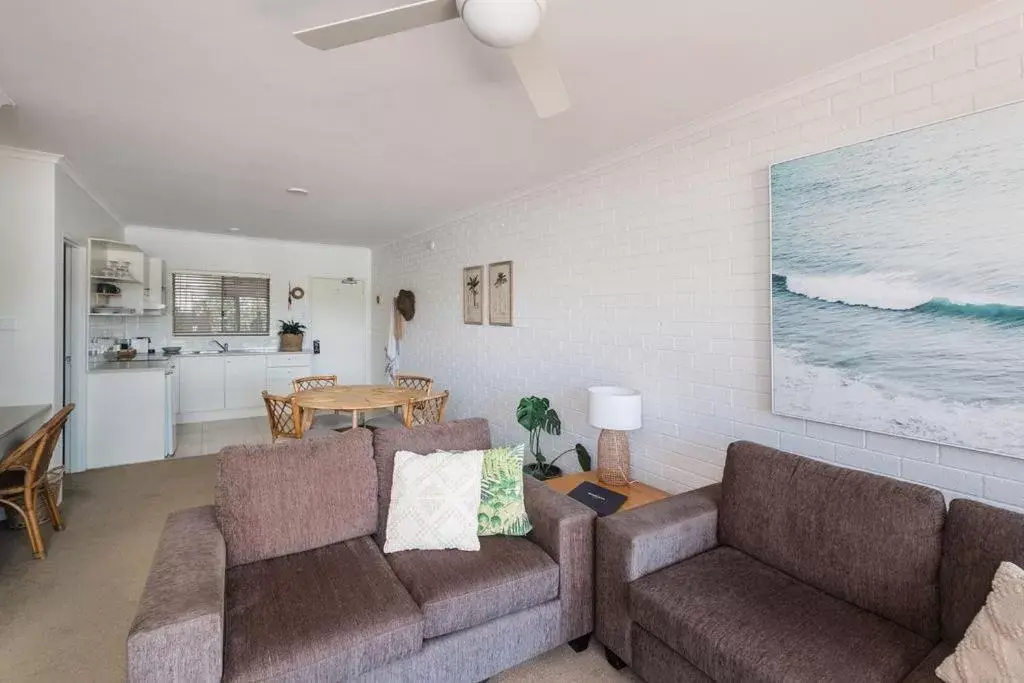 Living room, Seating Area in Mollymook Seascape Motel and Apartments