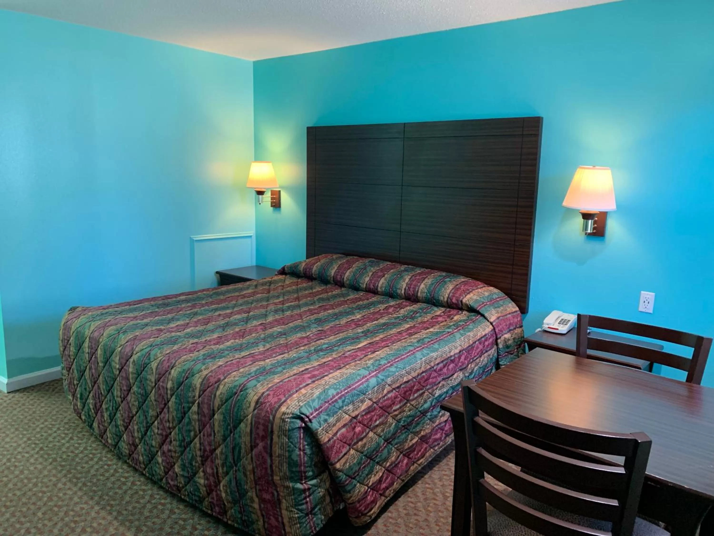 Bed in Scottish Inn - Clanton