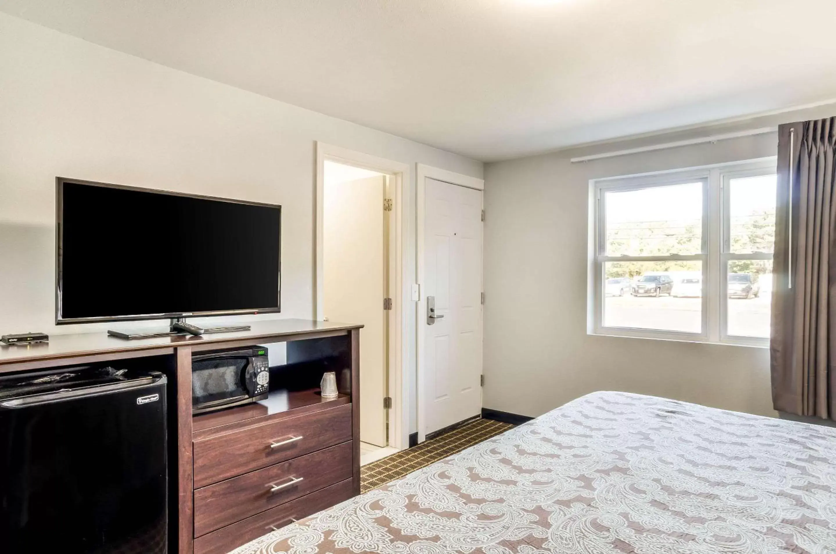 Photo of the whole room, TV/Entertainment Center in Rodeway Inn Middleboro-Plymouth