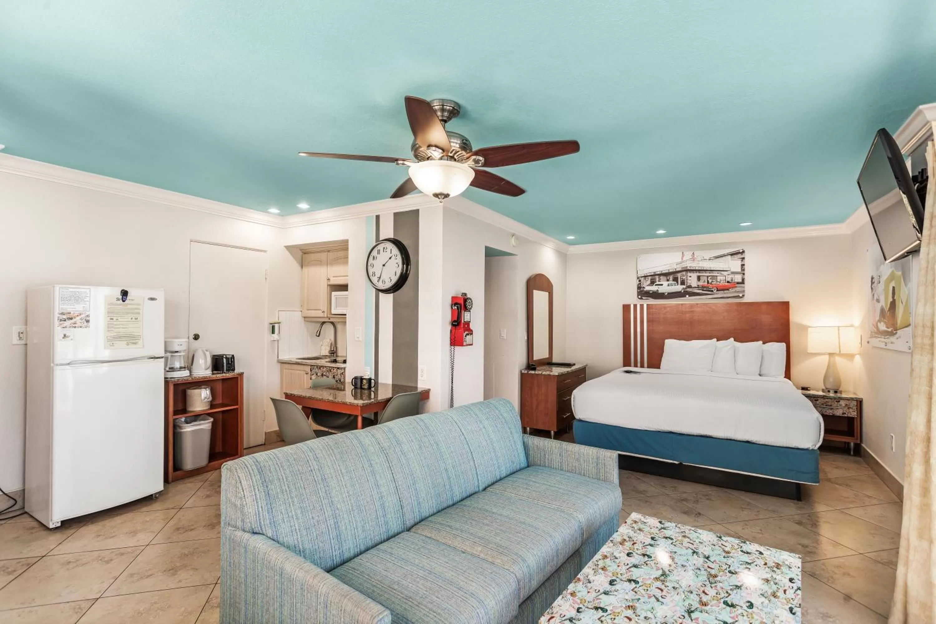 Kitchen or kitchenette, Bed in Plaza Beach Hotel - Beachfront Resort