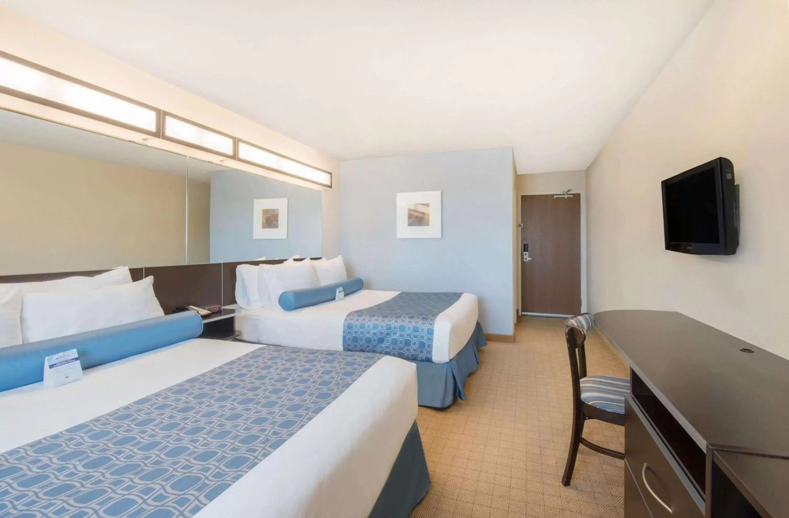 Photo of the whole room, Bed in Microtel Inn & Suites by Wyndham Stanley
