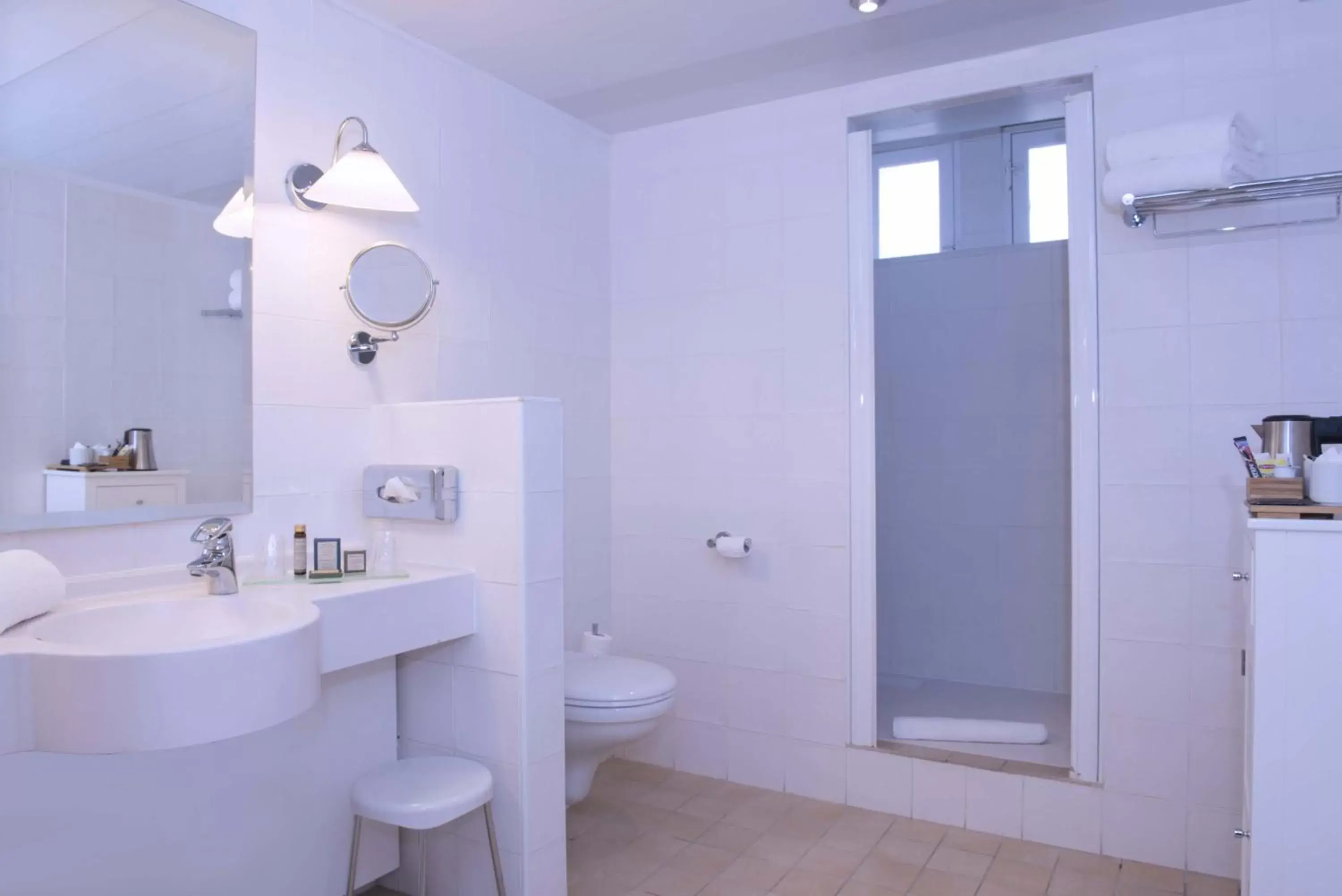 Bathroom in Hôtel Le Donjon - Cœur de La Cité Médiévale