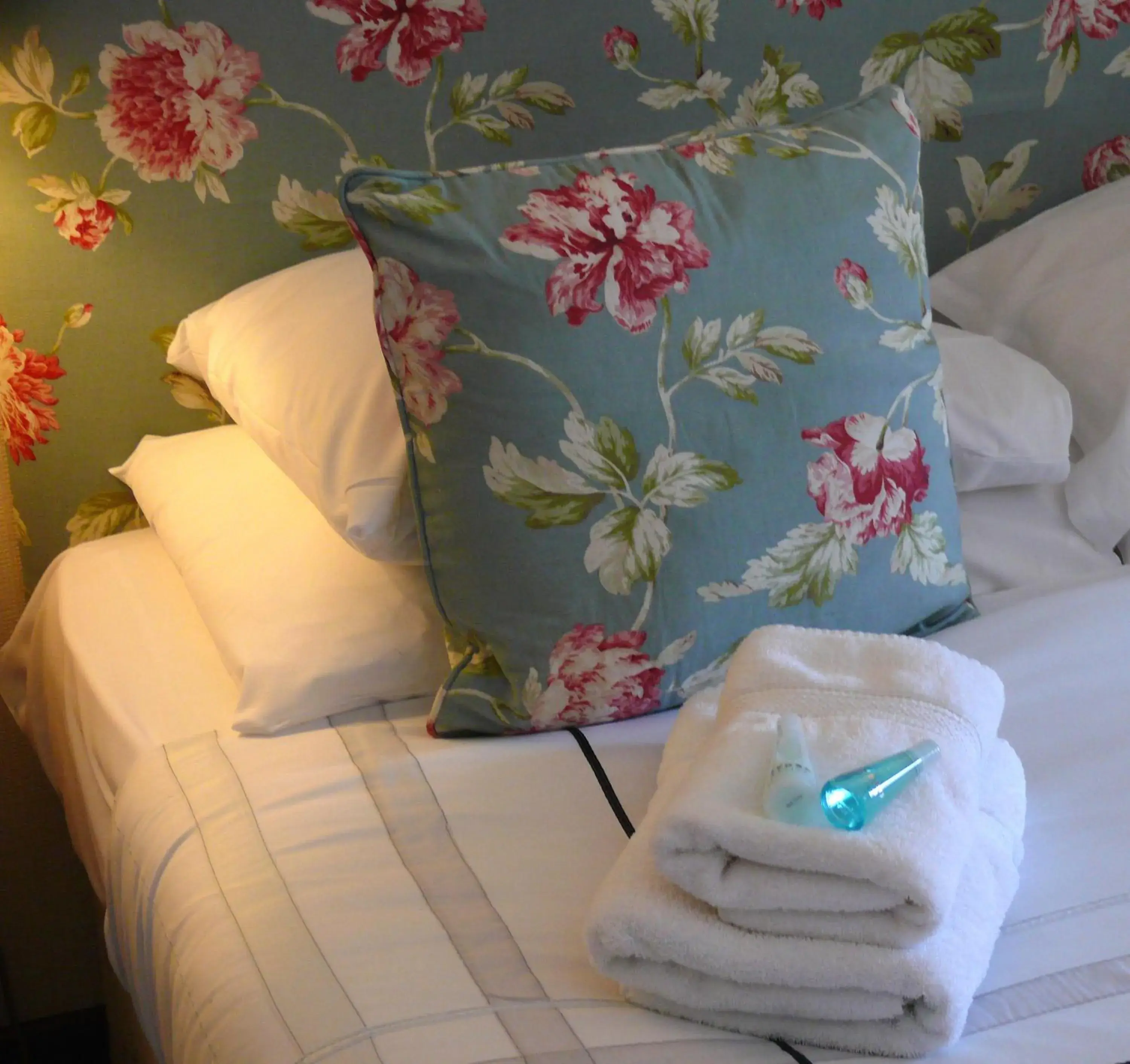 Bed in Chester Court Hotel