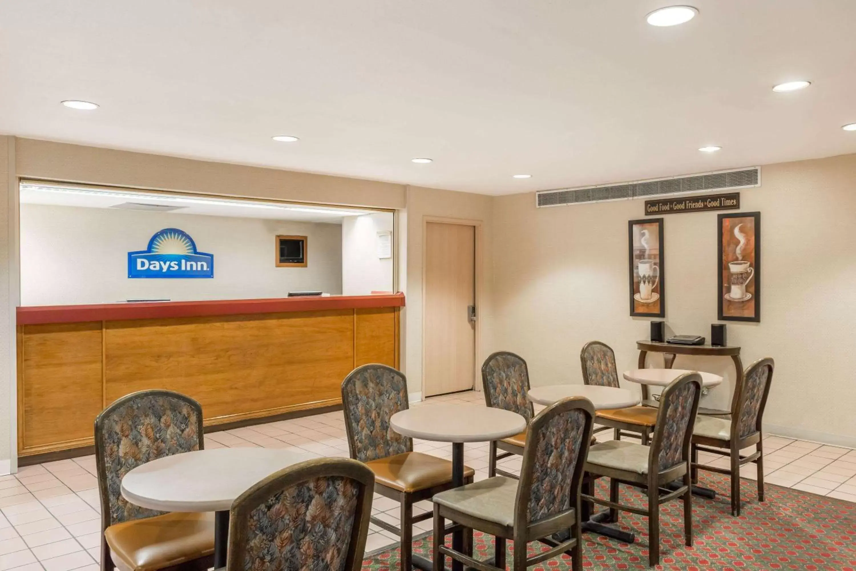 Lobby or reception in Days Inn by Wyndham West Des Moines - Clive