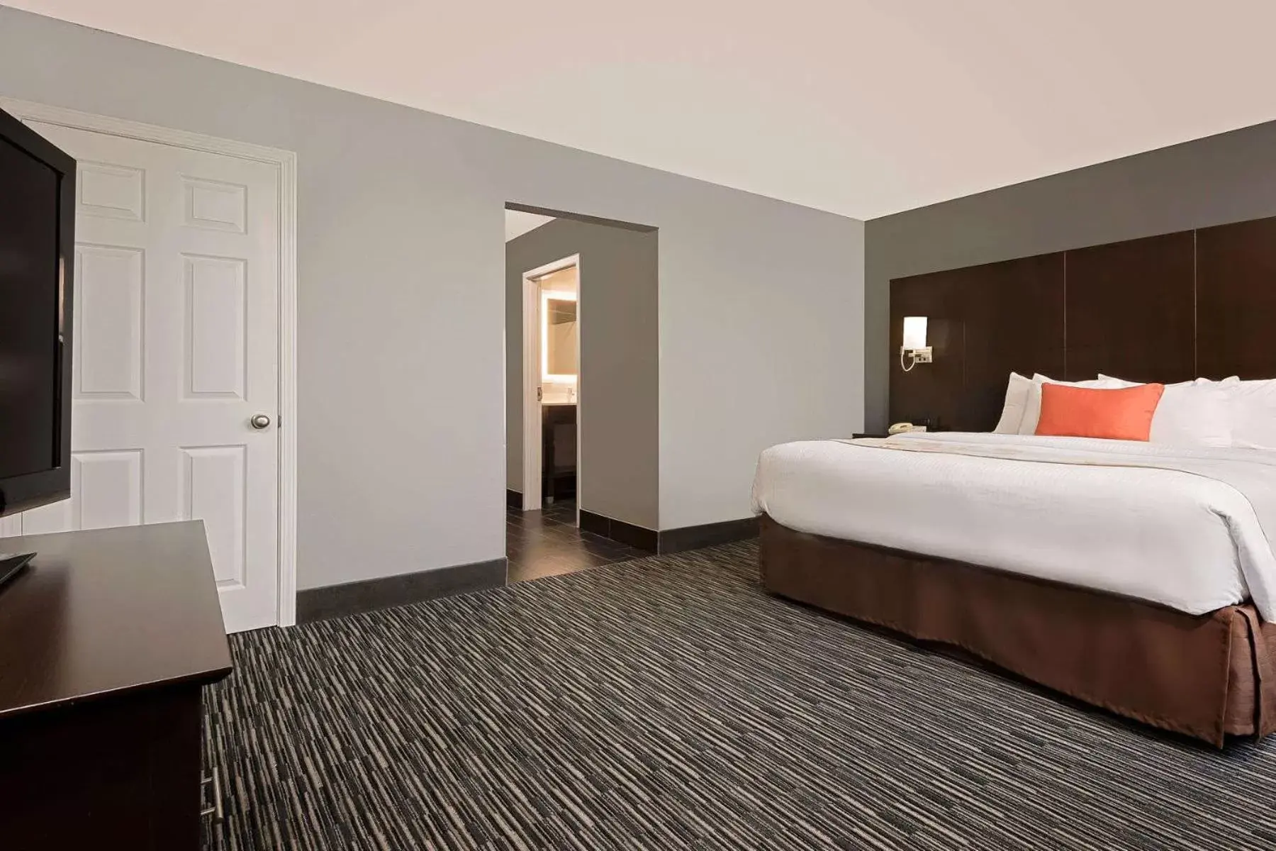 One-Bedroom Queen Suite with Mobility Accessible Roll-In Shower - Non-Smoking in Hawthorn Extended Stay by Wyndham Columbus West One-Bedroom Queen Suite with Mobility Accessible Roll-In Shower - Non-Smoking in Hawthorn Extended Stay by Wyndham Columbus West