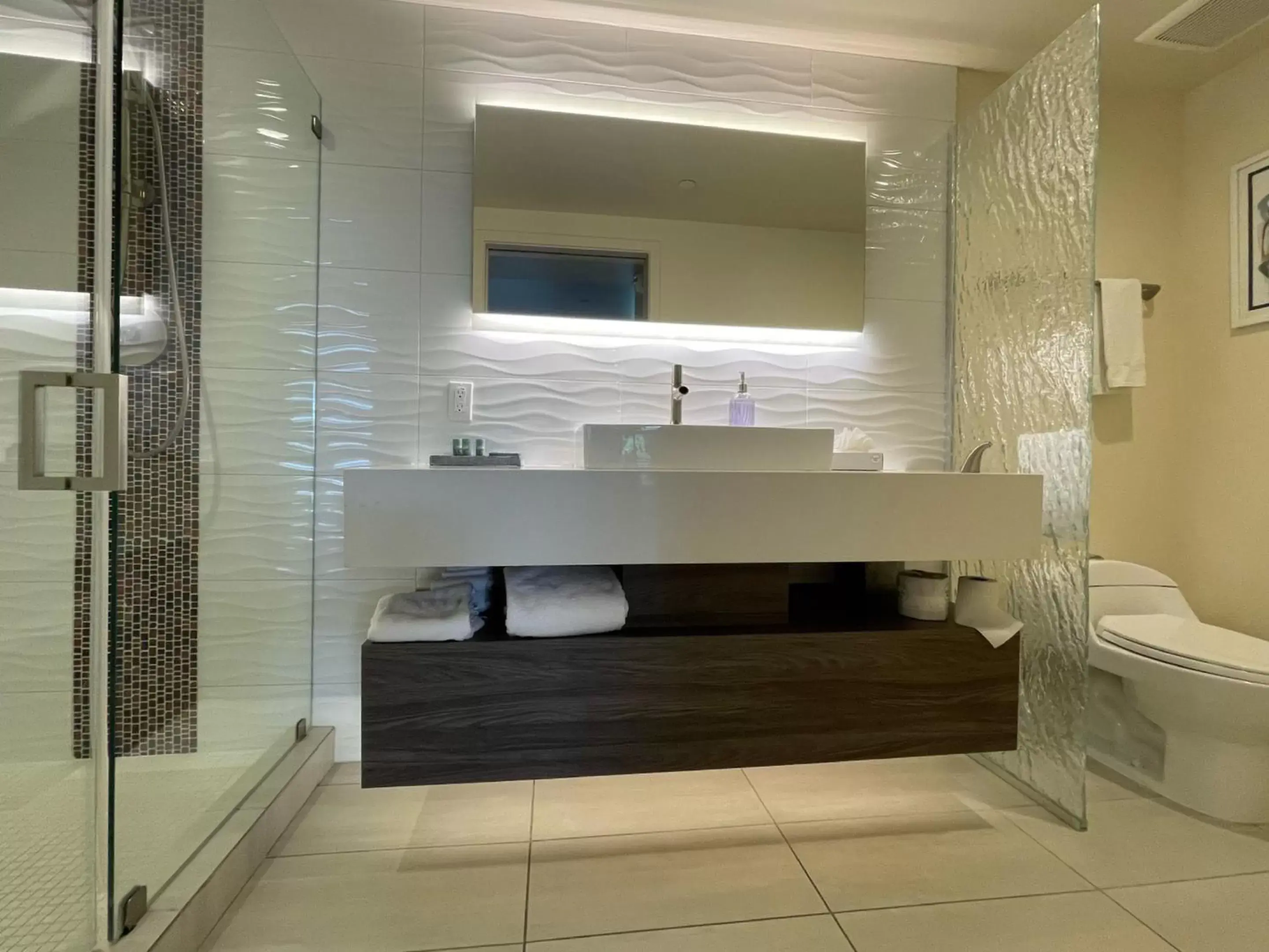 Shower, Bathroom in SureStay Plus Hotel by Best Western Tempe University