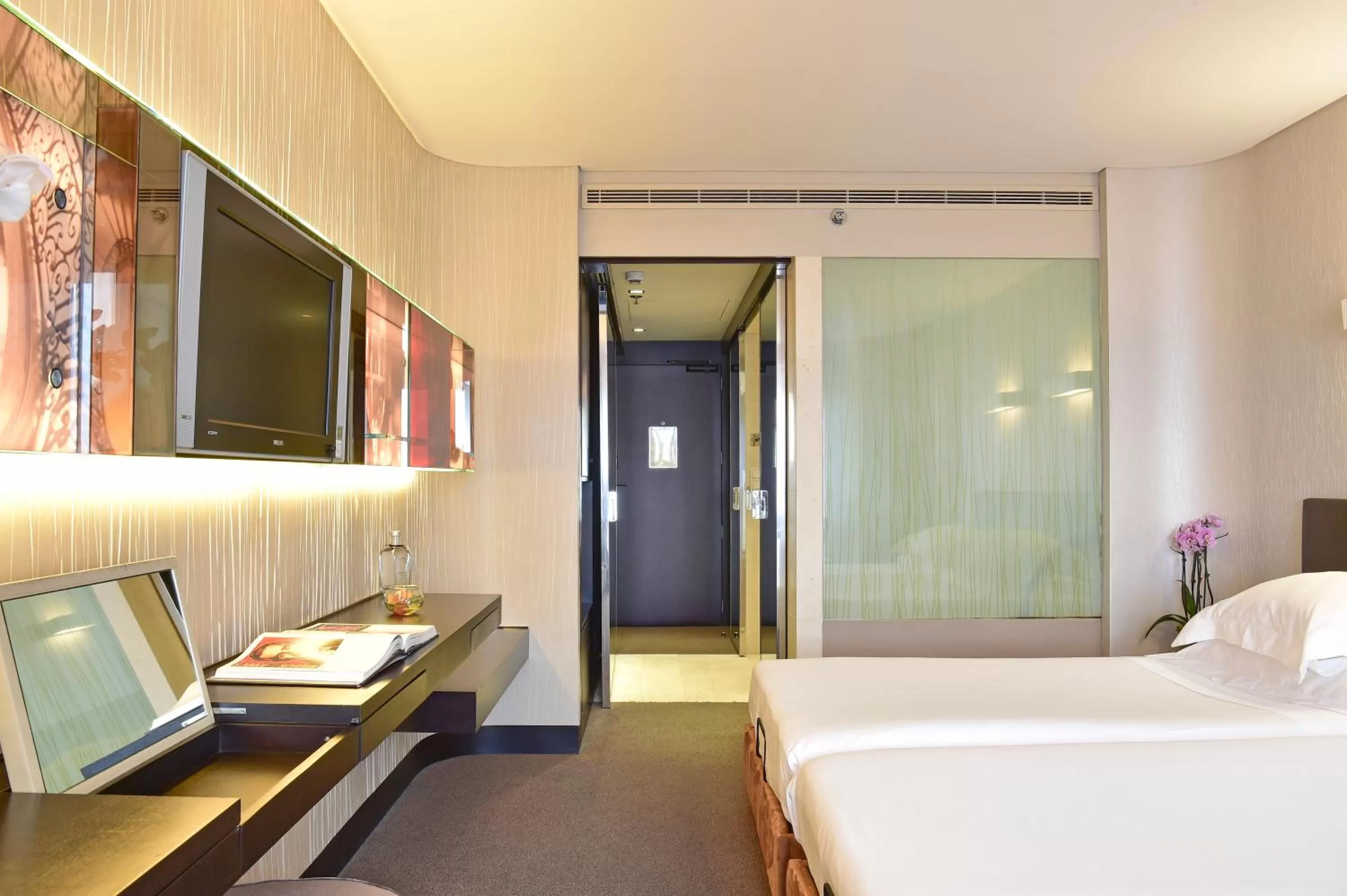 Communal lounge/ TV room, Bed in Porto Palácio Hotel by The Editory