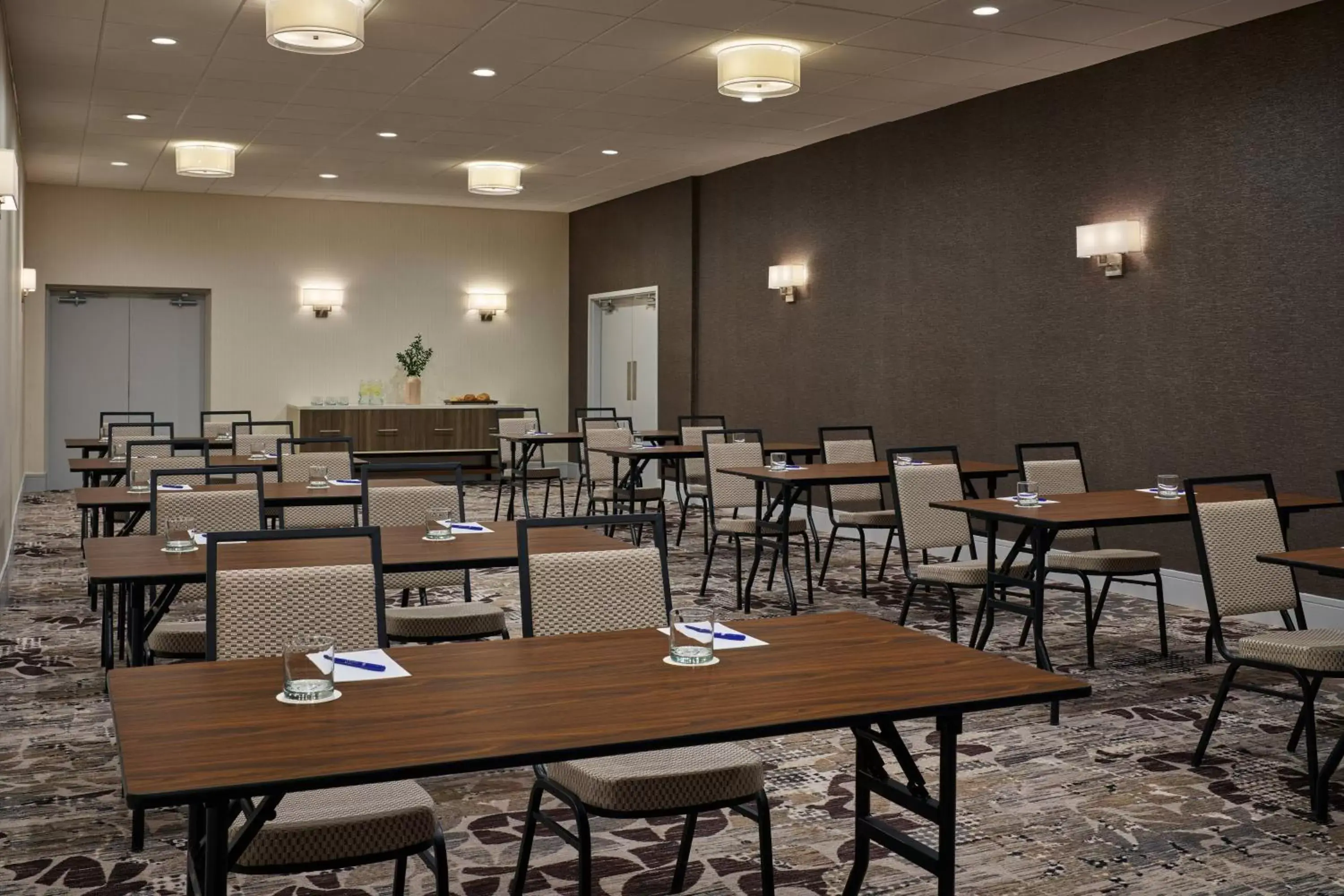 Meeting/conference room, Restaurant/Places to Eat in Delta Hotels by Marriott Chicago Willowbrook