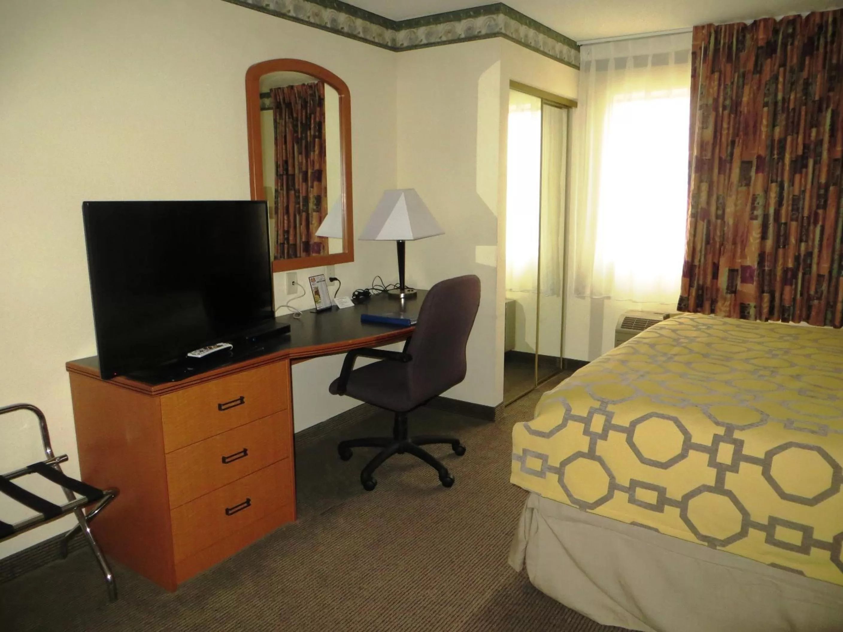 TV and multimedia, Bed in Baymont by Wyndham Fort Wayne