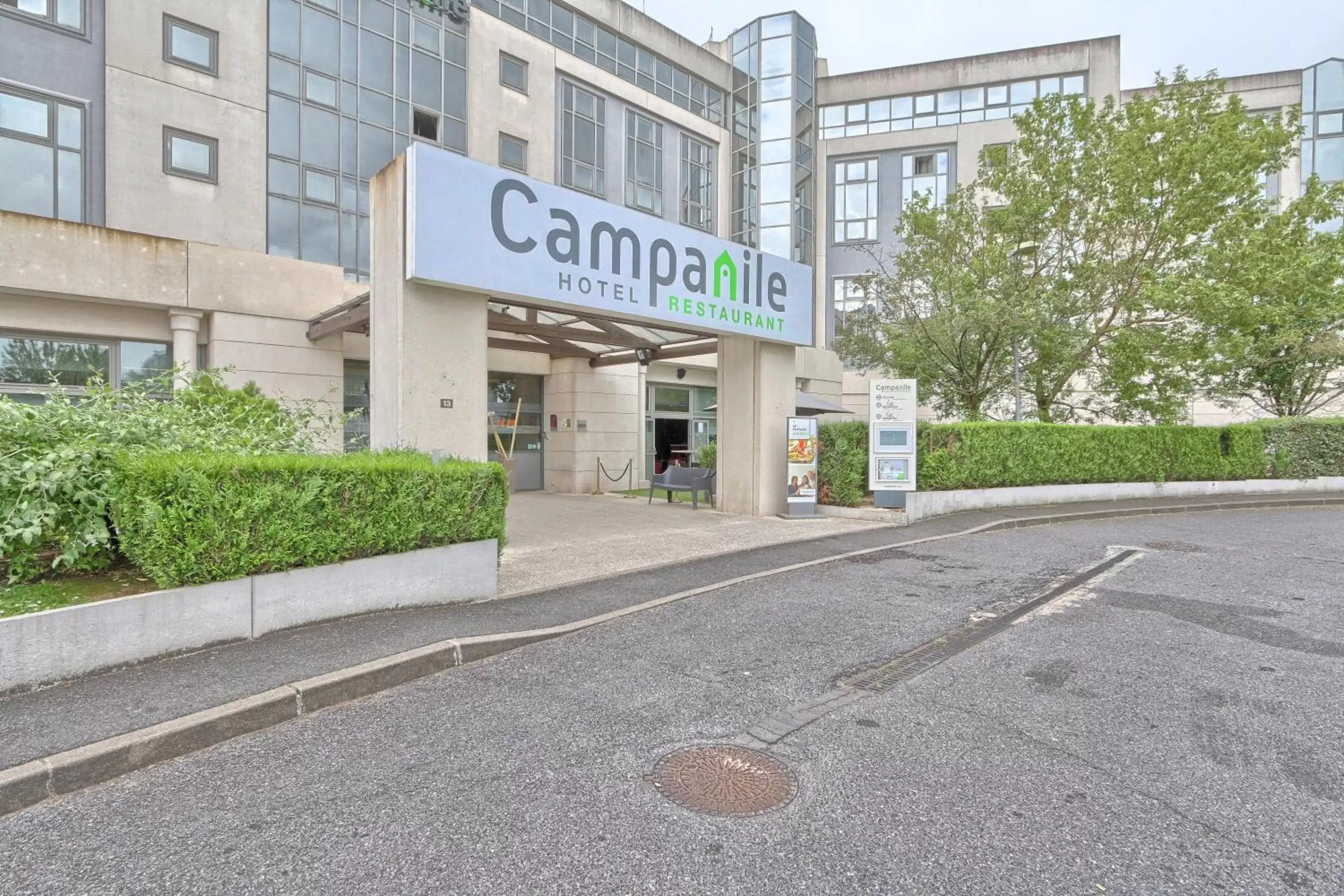 Facade/entrance in Campanile Paris CDG Airport Villepinte Facade/entrance in Campanile Paris CDG Airport Villepinte